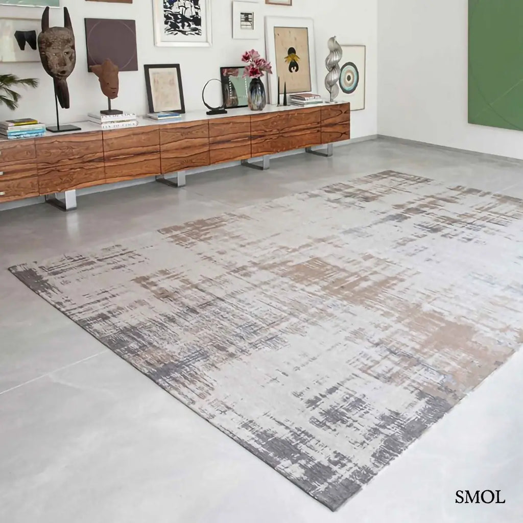 ECO RUG PADUA BEIGE absztrakt szőnyeg bézs-szürke kombinációban, kapart ecsetvonásos mintával, szobában, kiegészítőkkel, ferdén