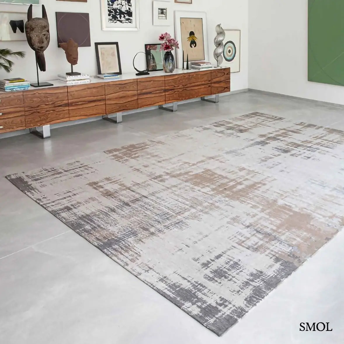 ECO RUG PADUA BEIGE absztrakt szőnyeg bézs-szürke kombinációban, kapart ecsetvonásos mintával, szobában, kiegészítőkkel, ferdén