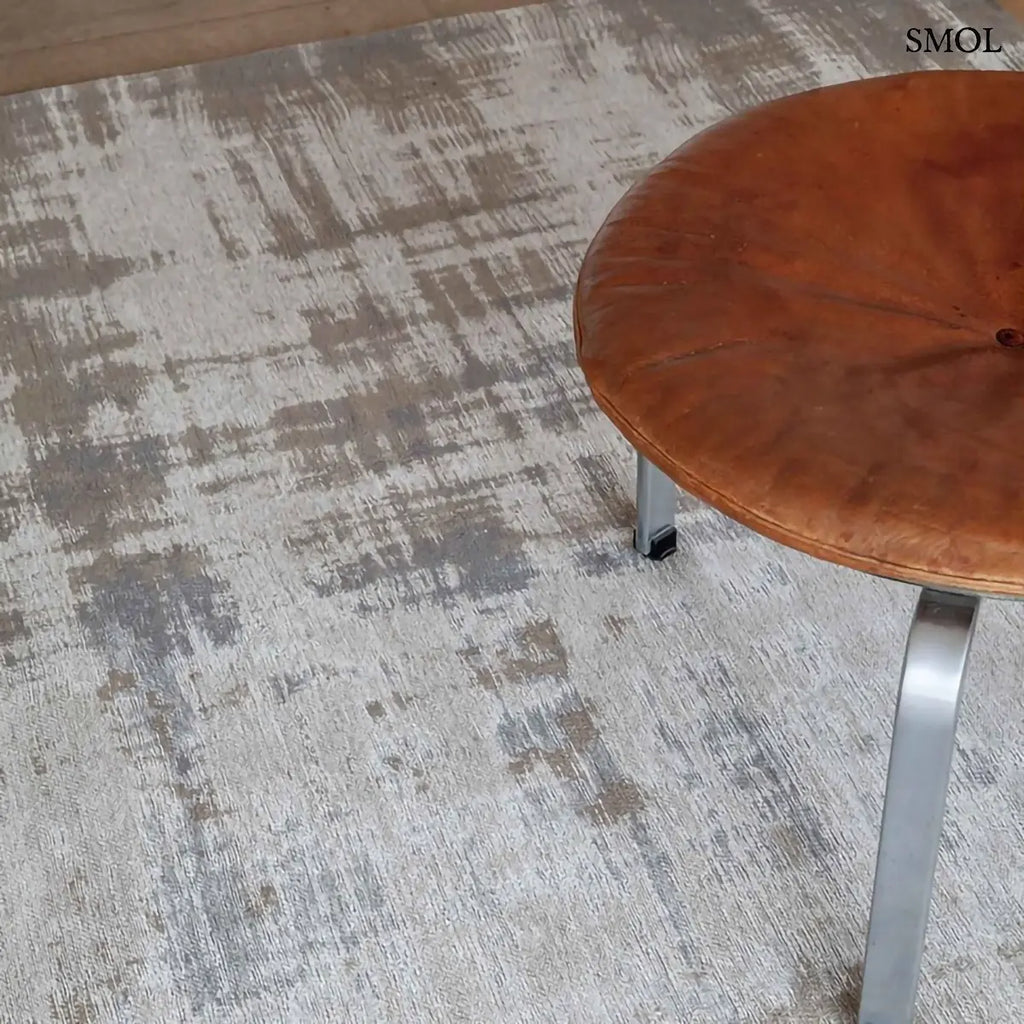 ECO RUG PADUA BEIGE absztrakt szőnyeg bézs-szürke kombinációban, kapart ecsetvonásos mintával, ülőkével, nagyítva