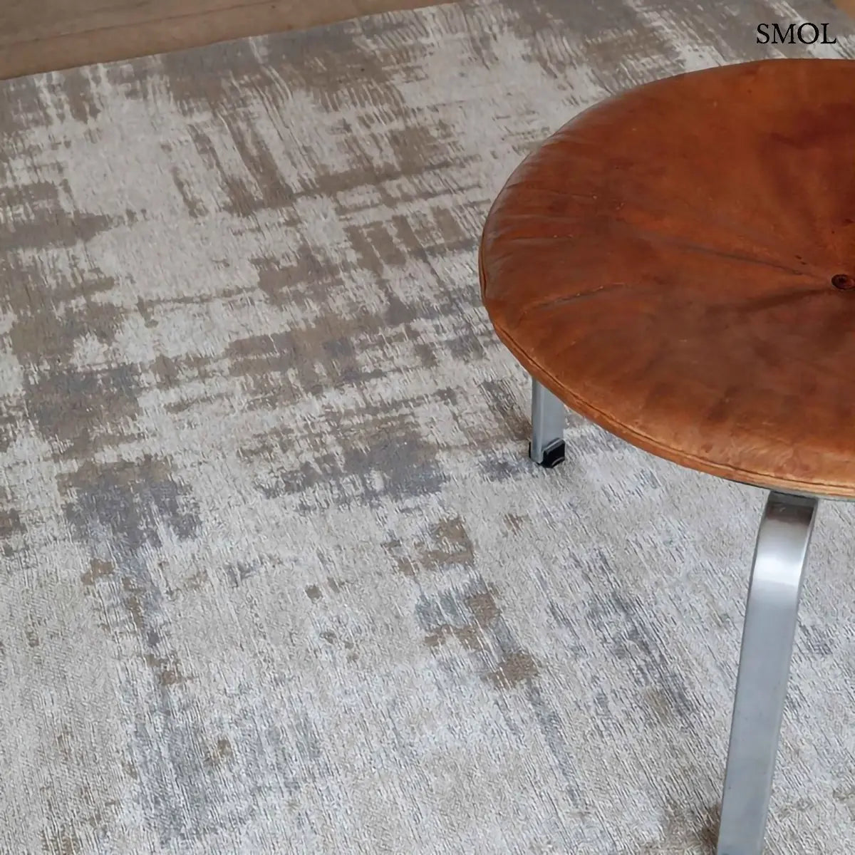 ECO RUG PADUA BEIGE absztrakt szőnyeg bézs-szürke kombinációban, kapart ecsetvonásos mintával, ülőkével, nagyítva