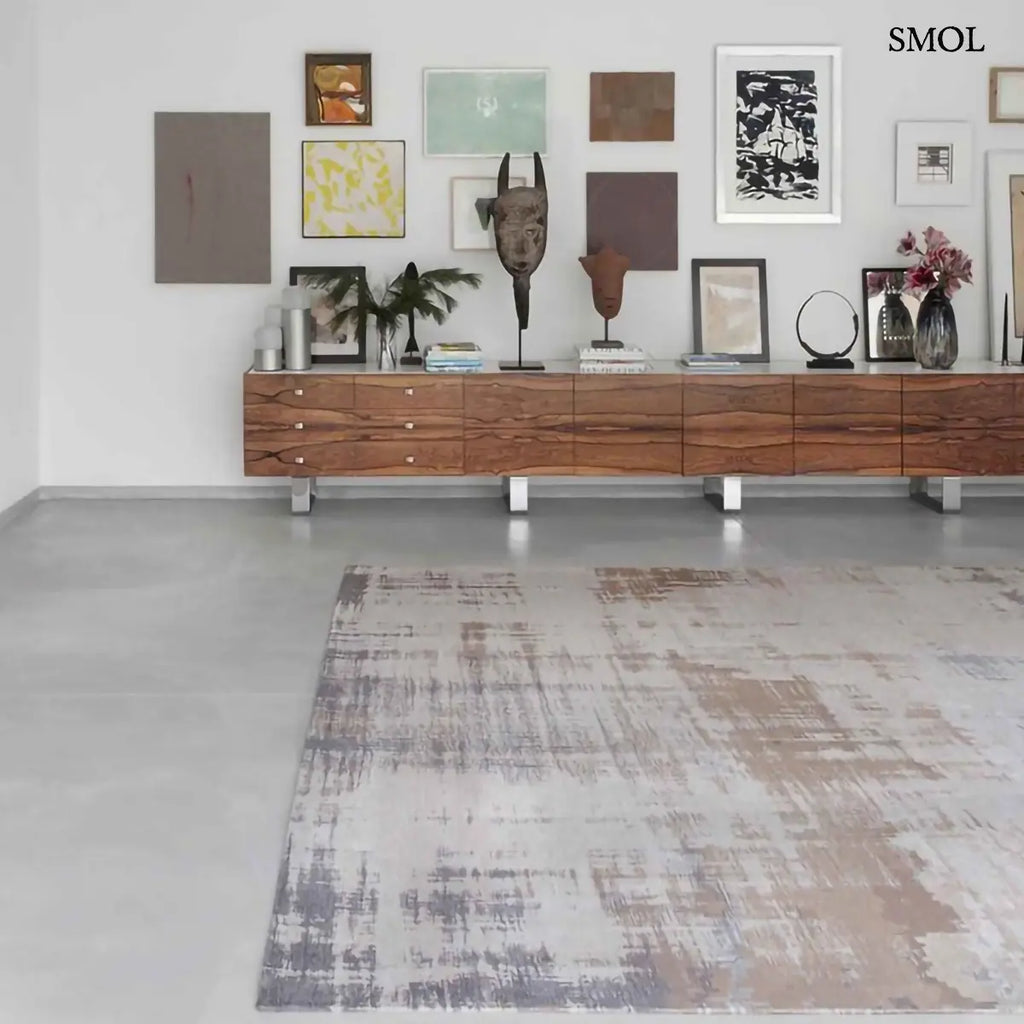 ECO RUG PADUA BEIGE absztrakt szőnyeg bézs-szürke kombinációban, kapart ecsetvonásos mintával, szobában, szobrokkal