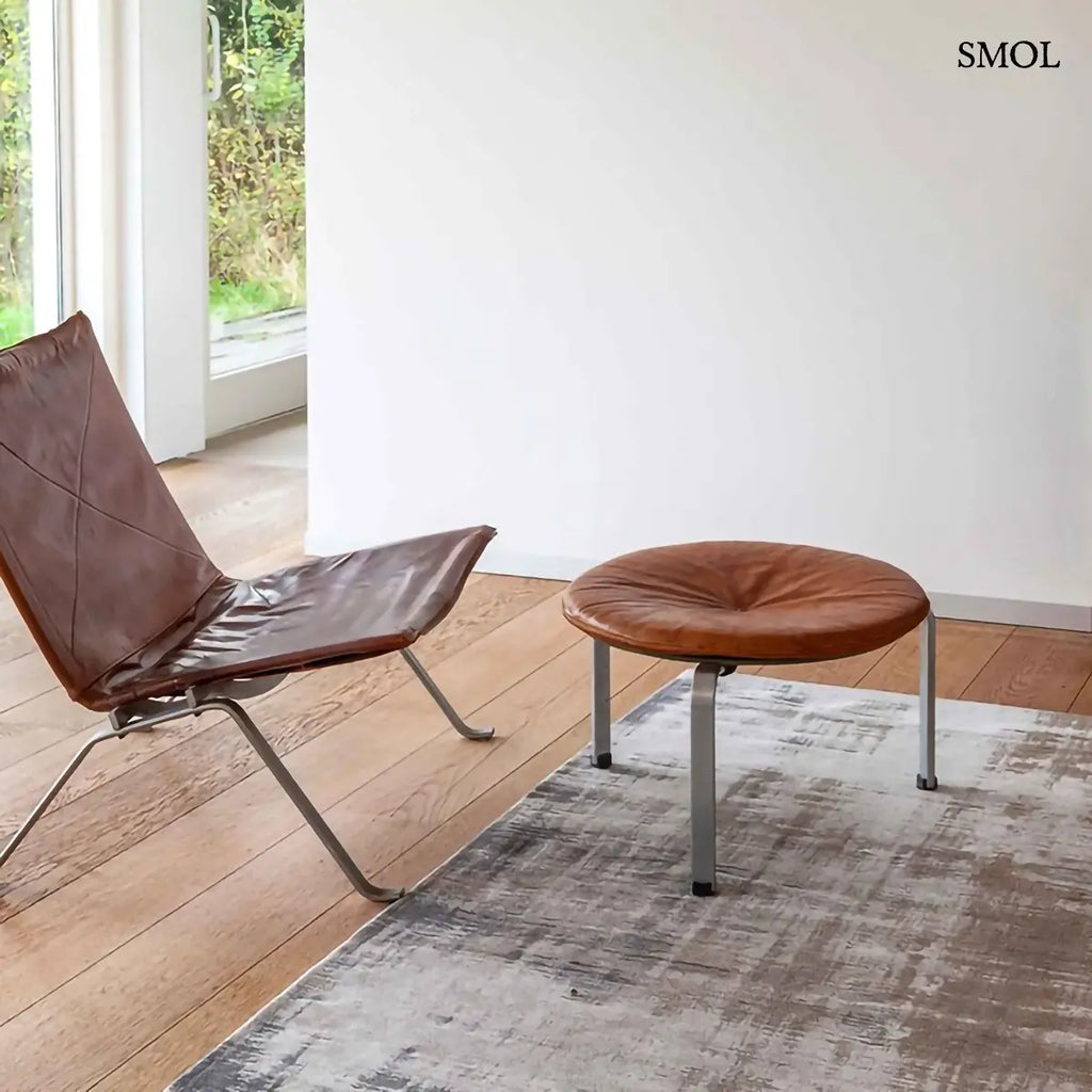 ECO RUG PADUA BEIGE absztrakt szőnyeg bézs-szürke kombinációban, kapart ecsetvonásos mintával, bőr fotellel, lábtartóval