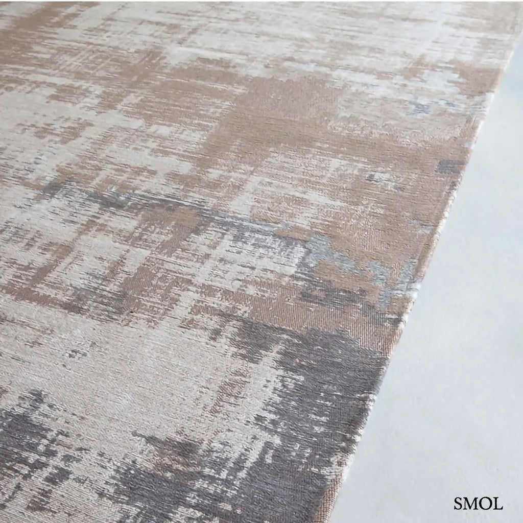 ECO RUG PADUA BEIGE absztrakt szőnyeg bézs-szürke kombinációban, kapart ecsetvonásos mintával, ferdén, felülről