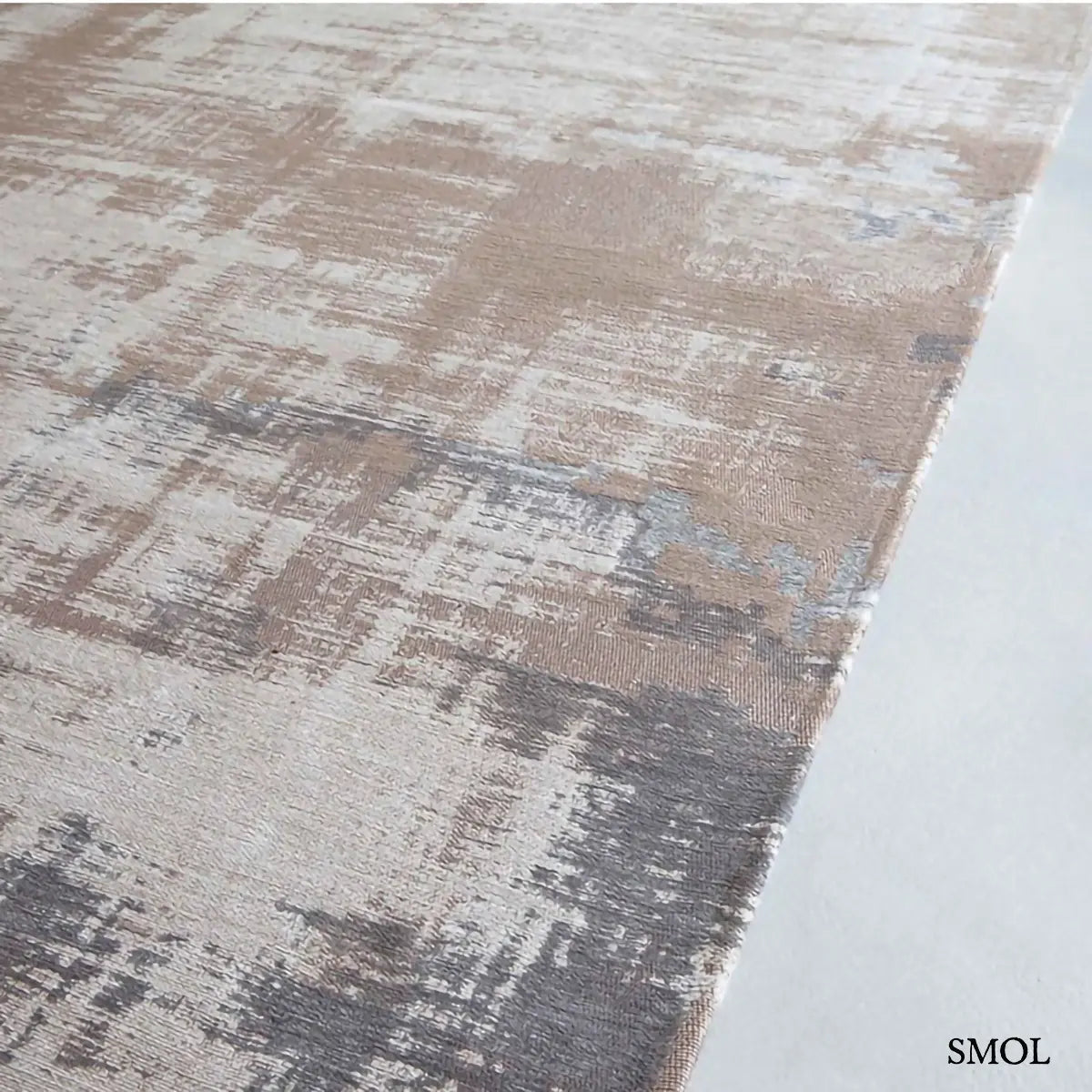 ECO RUG PADUA BEIGE absztrakt szőnyeg bézs-szürke kombinációban, kapart ecsetvonásos mintával, ferdén, felülről