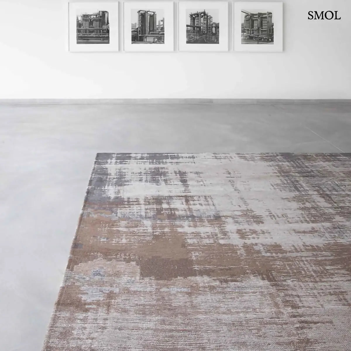 ECO RUG PADUA BEIGE absztrakt szőnyeg bézs-szürke kombinációban, kapart ecsetvonásos mintával, képekkel, szürke padlón