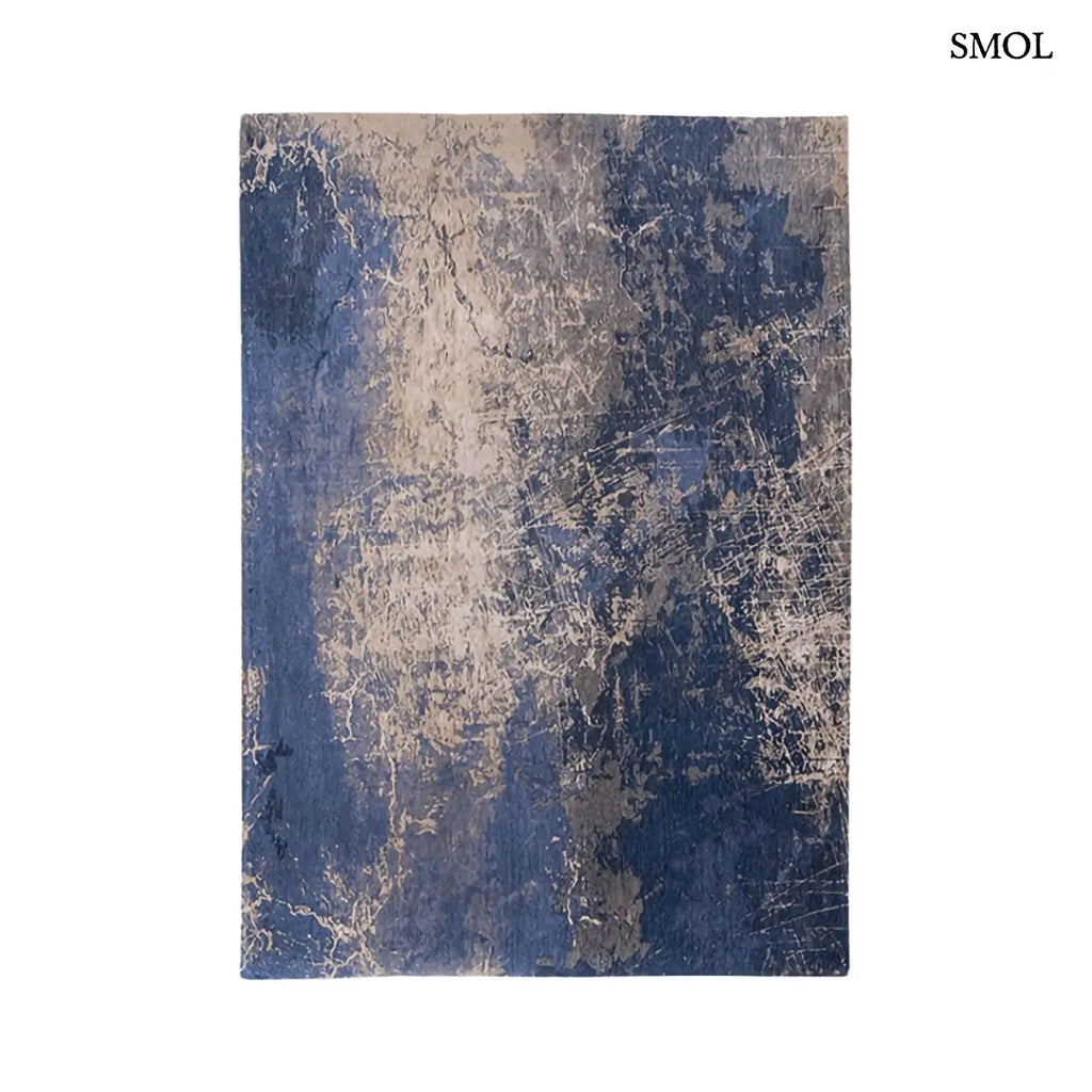 ECO RUG ABYSS BLUE absztrakt szőnyeg mélykék-arany kombinációban, repedezett, karcos felülettel, újrahasznosított poliészter, fehér háttérrel