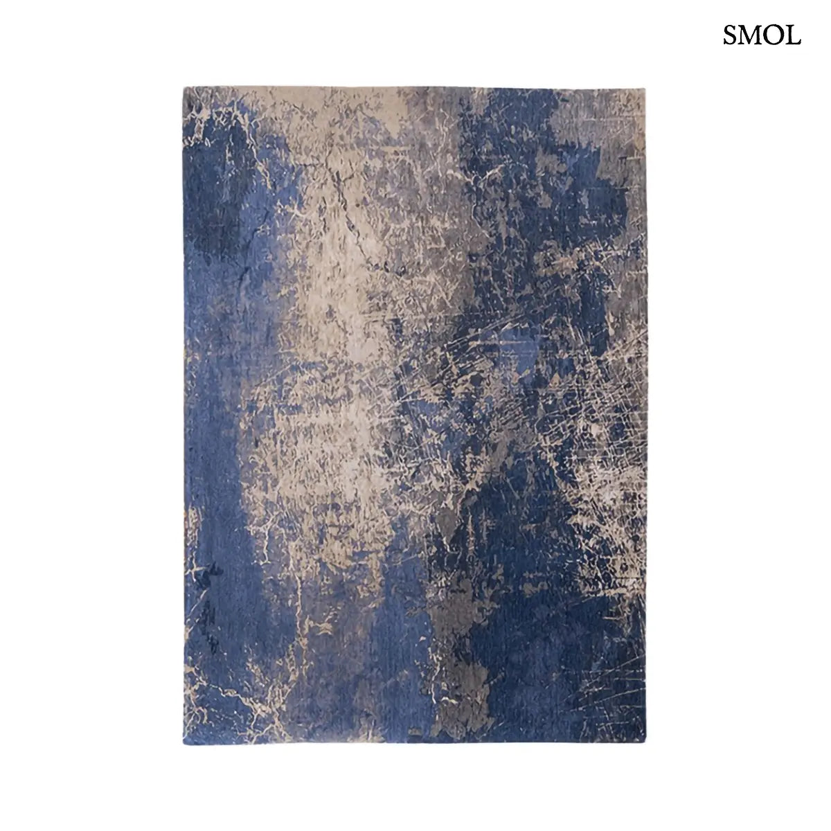 ECO RUG ABYSS BLUE absztrakt szőnyeg mélykék-arany kombinációban, repedezett, karcos felülettel, újrahasznosított poliészter, fehér háttérrel