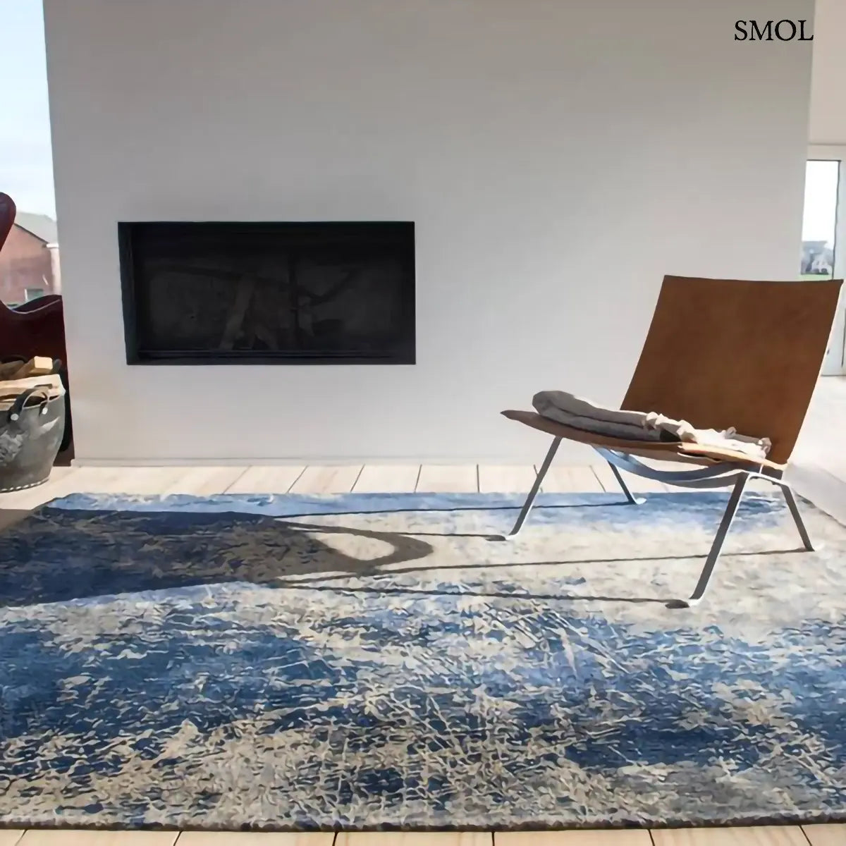ECO RUG ABYSS BLUE absztrakt szőnyeg mélykék-arany kombinációban, repedezett, karcos felülettel, újrahasznosított poliészter, kandallóval