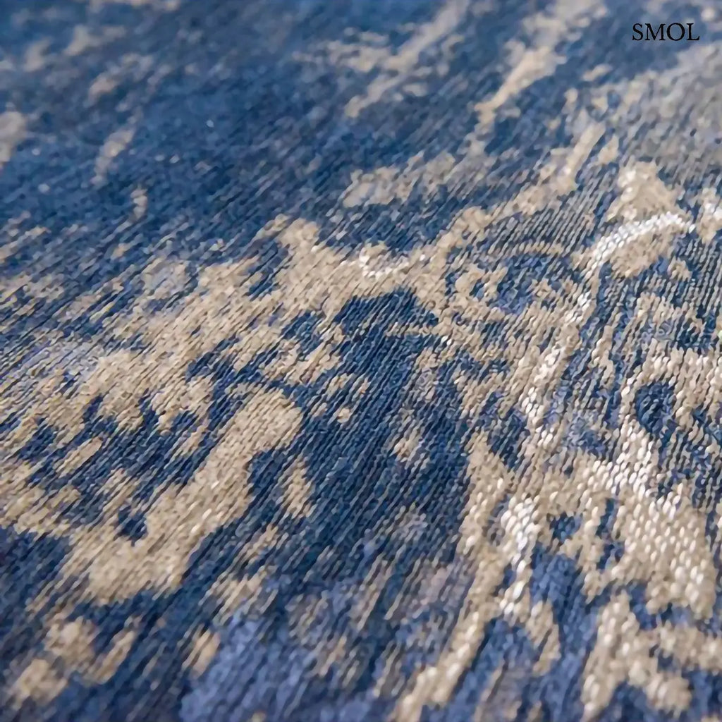 ECO RUG ABYSS BLUE absztrakt szőnyeg mélykék-arany kombinációban, repedezett, karcos felülettel, újrahasznosított poliészter, minta nagyítva