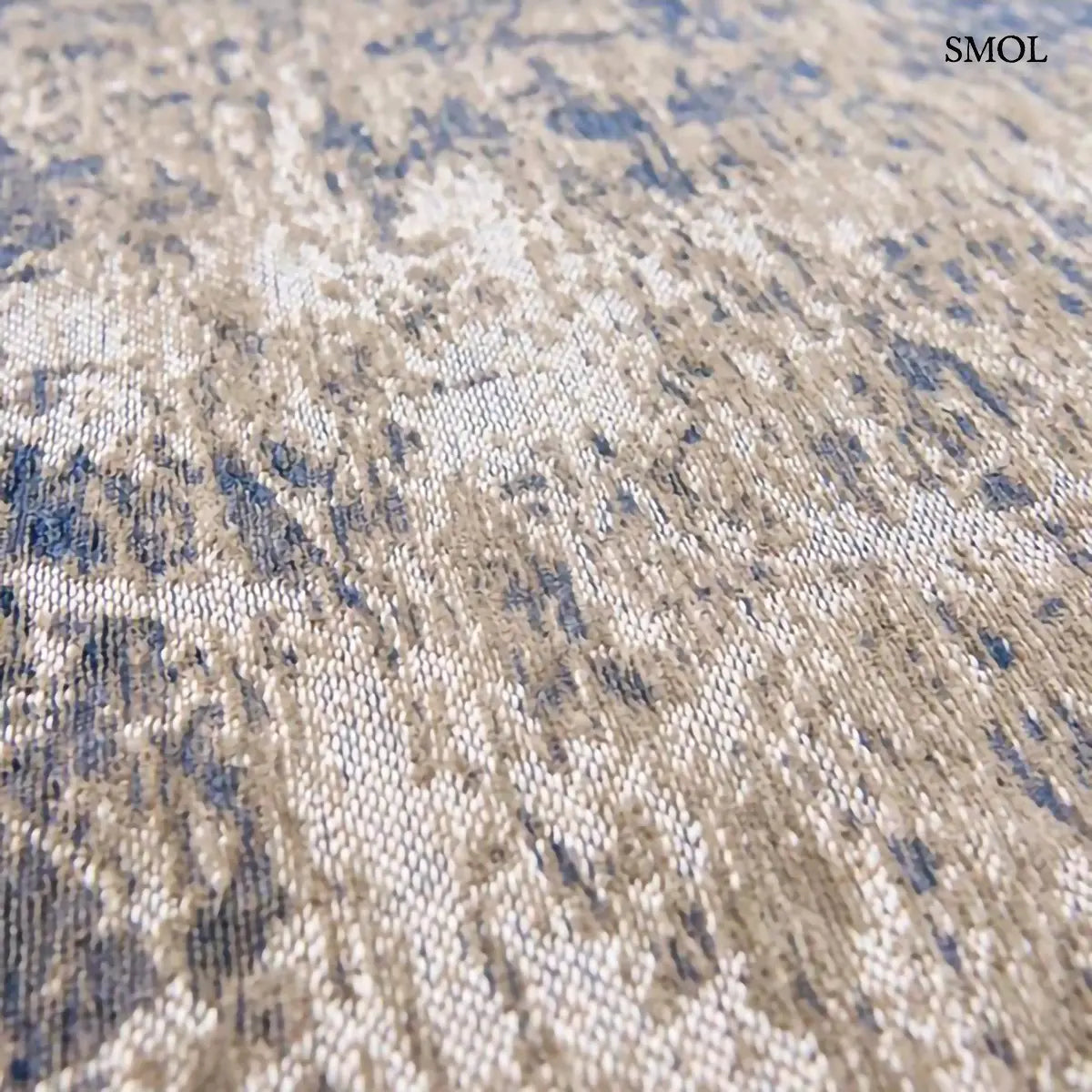 ECO RUG ABYSS BLUE absztrakt szőnyeg mélykék-arany kombinációban, repedezett, karcos felülettel, újrahasznosított poliészter, nagyítva