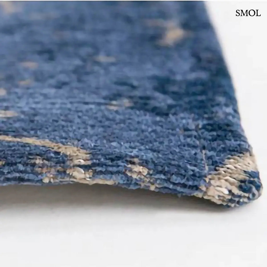 ECO RUG ABYSS BLUE absztrakt szőnyeg mélykék-arany kombinációban, repedezett, karcos felülettel, újrahasznosított poliészter, sarok nagyítva