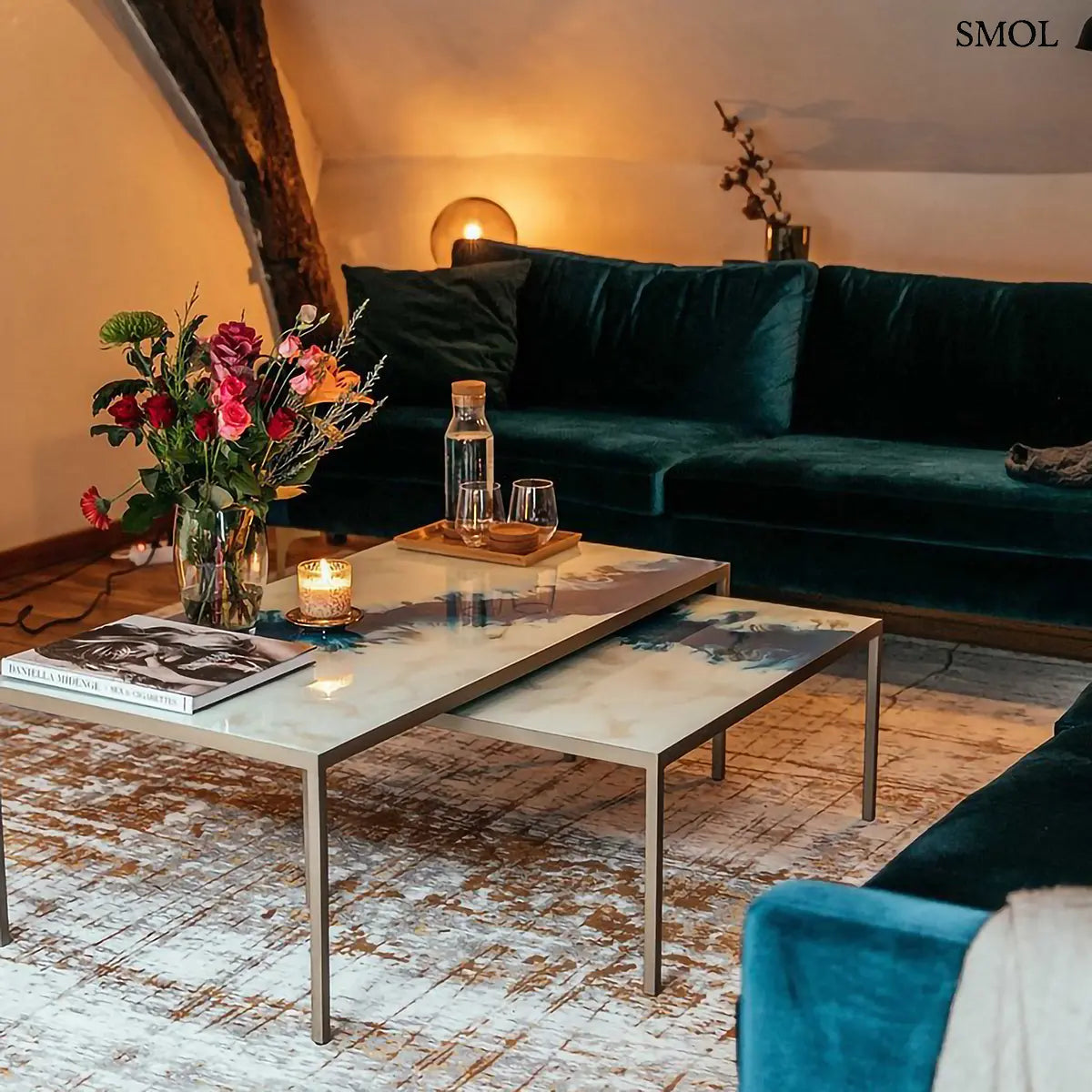 ECO RUG COLUMBUS GOLD absztrakt mintás szőnyeg arany alapon fekete-barna akcentusokkal, nappaliban, dohányzóasztal alatt
