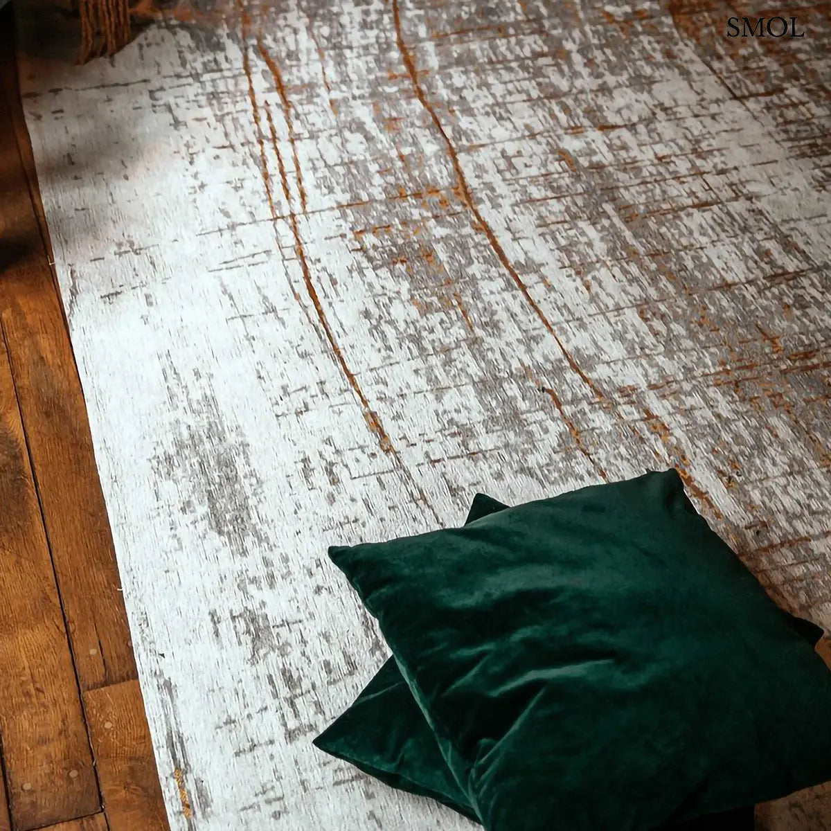 ECO RUG COLUMBUS GOLD absztrakt mintás szőnyeg arany alapon fekete-barna akcentusokkal, zöld párnákkal
