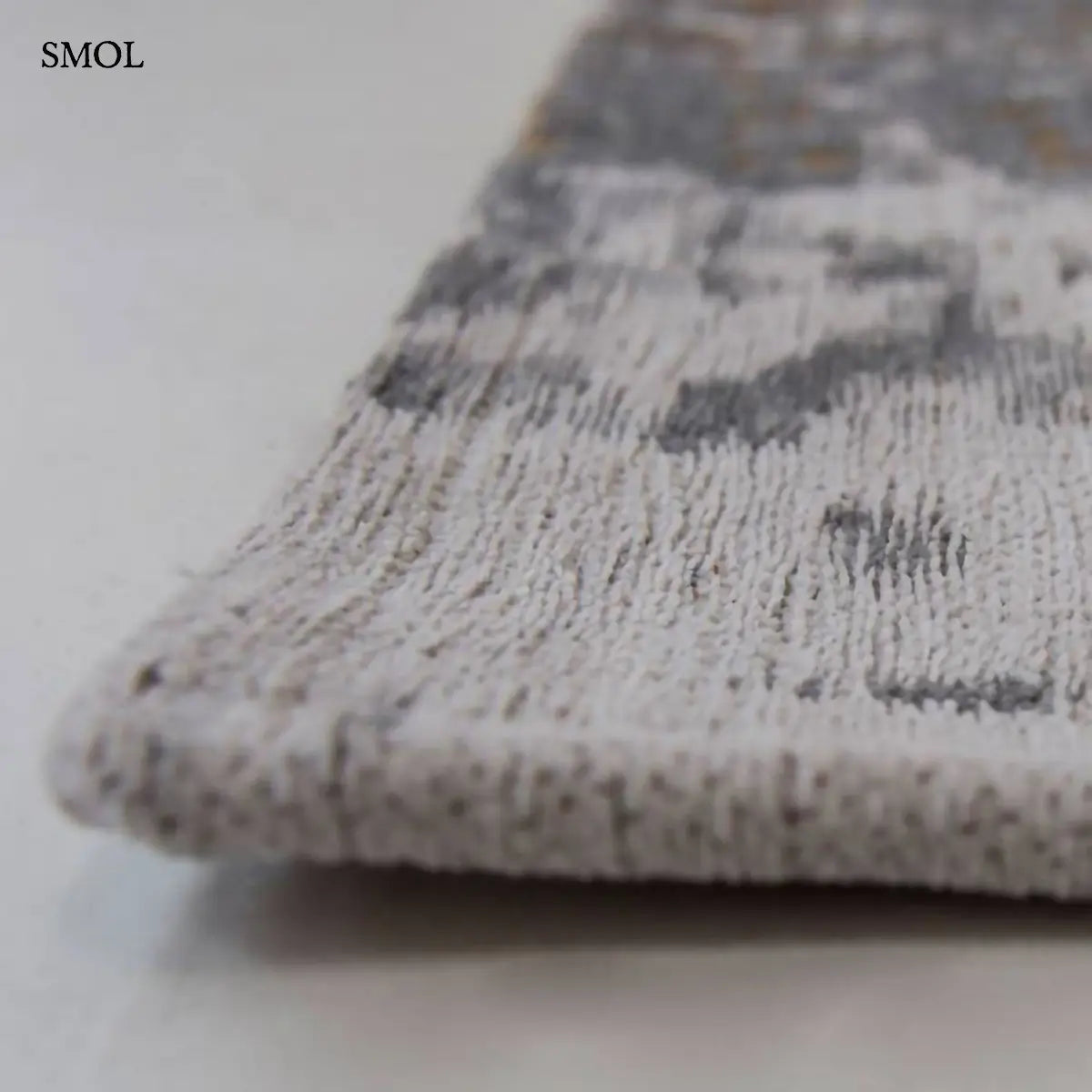 ECO RUG COLUMBUS GOLD absztrakt mintás szőnyeg arany alapon fekete-barna akcentusokkal, sarok nagyítva