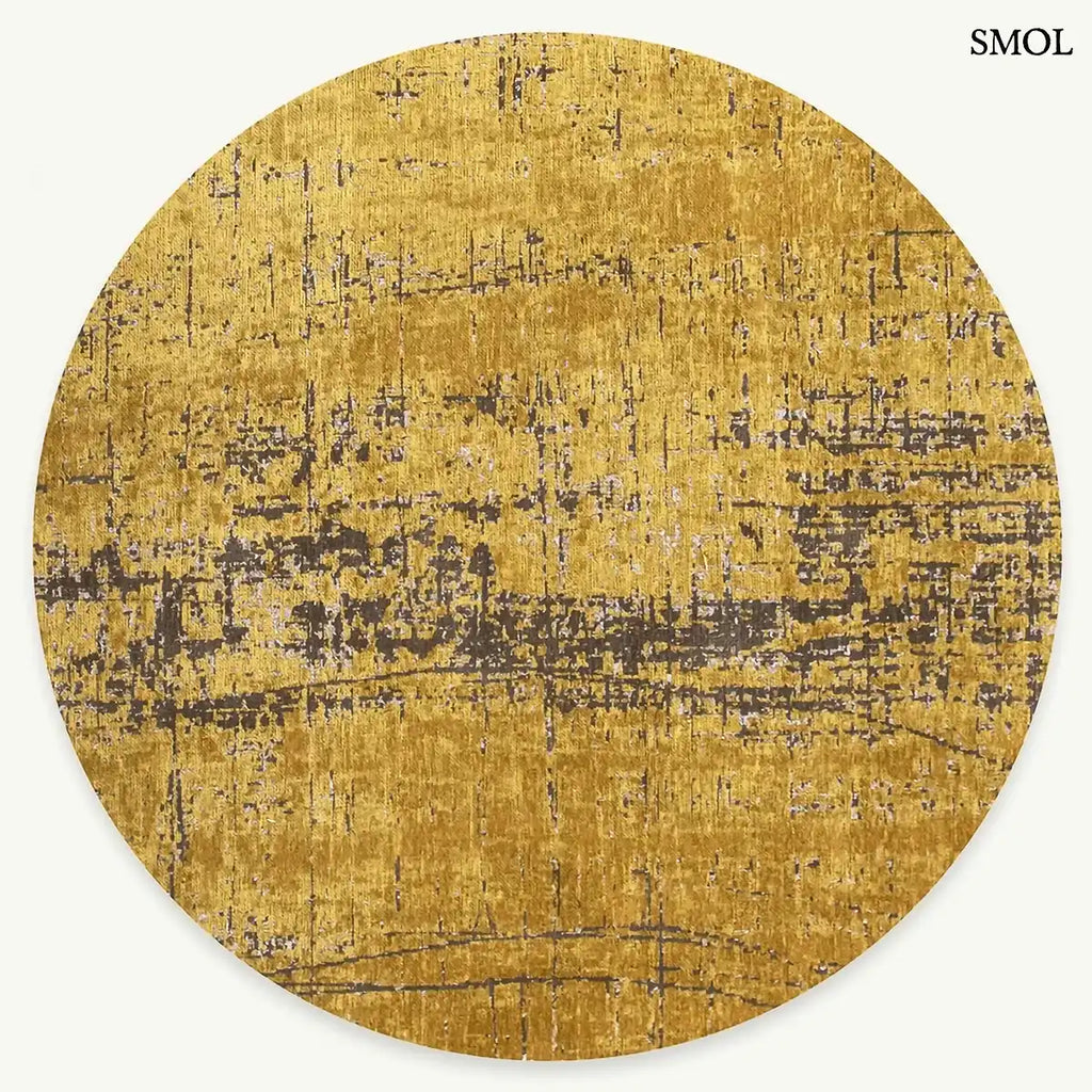 ECO RUG LIBERTY GOLD szőnyeg, aranyszín alapon sötétbarna és fekete festékszerű vonalakkal, action painting hatású mintázattal, kerek formában