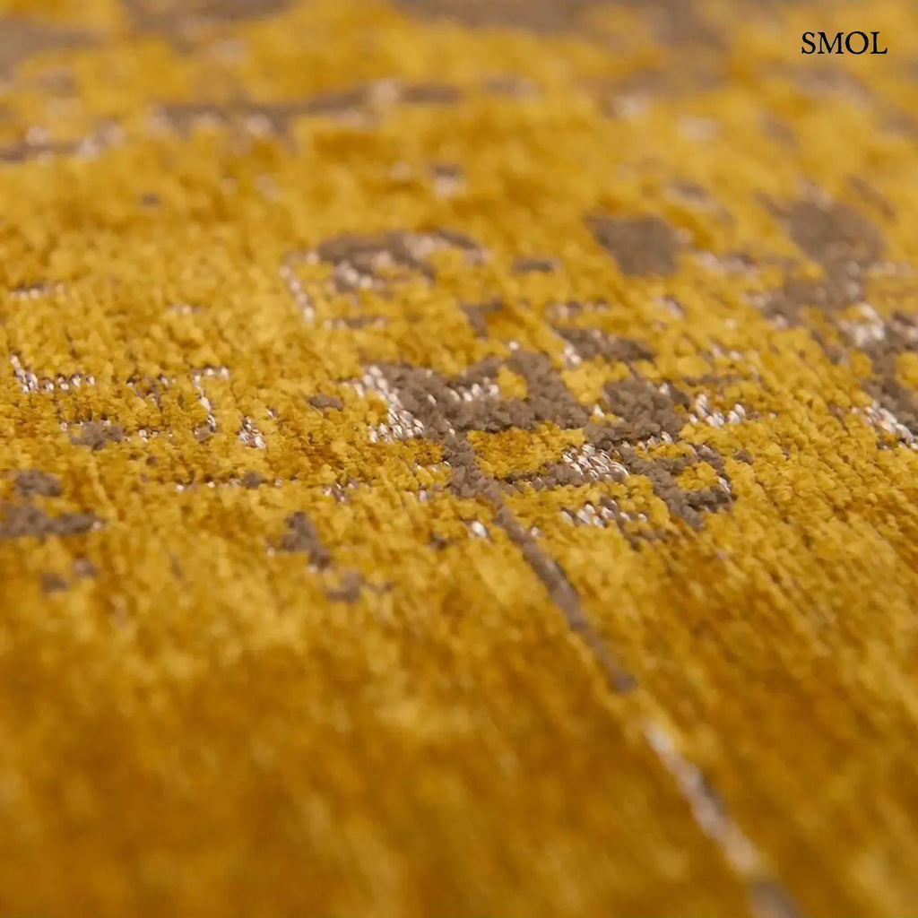 ECO RUG LIBERTY GOLD szőnyeg, aranyszín alapon sötétbarna és fekete festékszerű vonalakkal, action painting hatású mintázattal, textúra