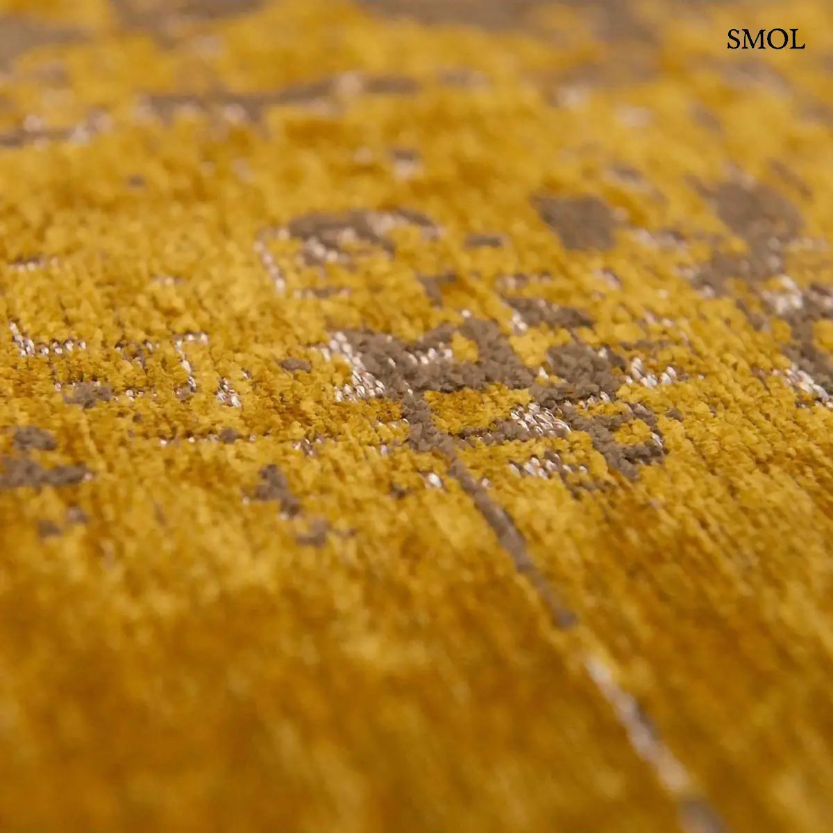 ECO RUG LIBERTY GOLD szőnyeg, aranyszín alapon sötétbarna és fekete festékszerű vonalakkal, action painting hatású mintázattal, textúra
