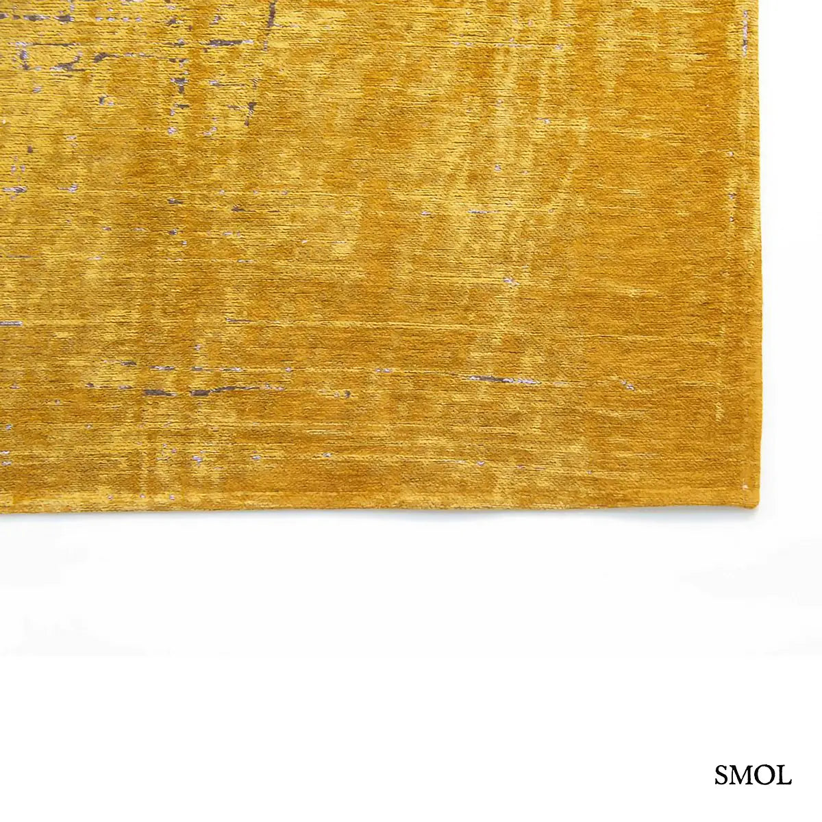 ECO RUG LIBERTY GOLD szőnyeg, aranyszín alapon sötétbarna és fekete festékszerű vonalakkal, action painting hatású mintázattal, szegély, nagyítva