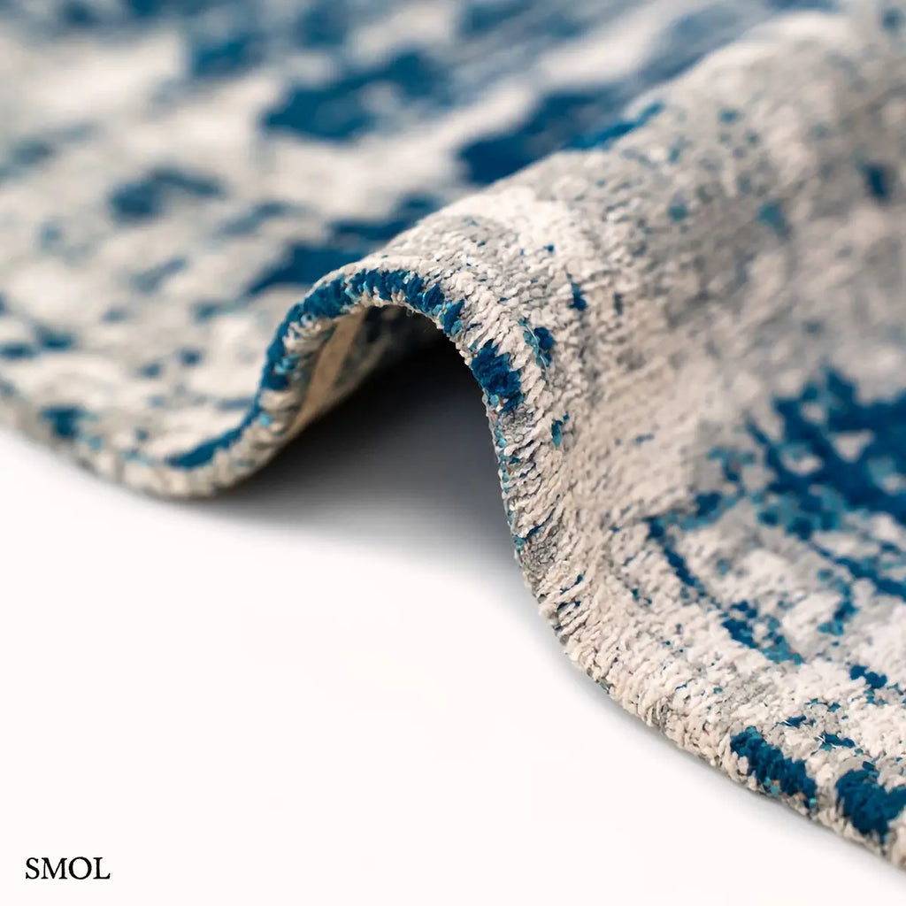 ECO RUG BRONX AZURITE azuritkék absztrakt szőnyeg 60-as évek grafikus mintával, lapos szövés, 3 mm – kül- és beltéri, vastagság nagyítva