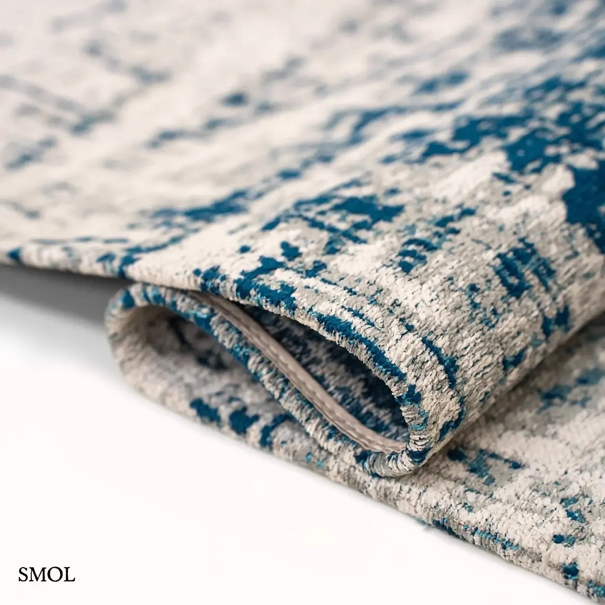 ECO RUG BRONX AZURITE azuritkék absztrakt szőnyeg 60-as évek grafikus mintával, lapos szövés, 3 mm – kül- és beltéri, hullámosra hajtogatva