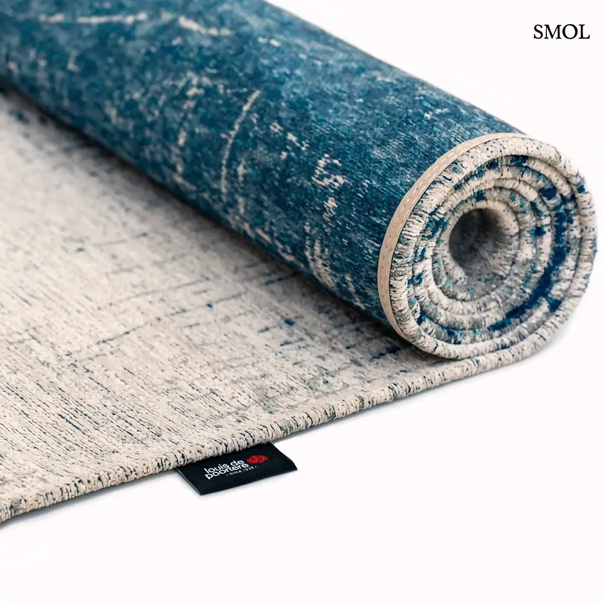 ECO RUG BRONX AZURITE azuritkék absztrakt szőnyeg 60-as évek grafikus mintával, lapos szövés, 3 mm – kül- és beltéri, feltekerve