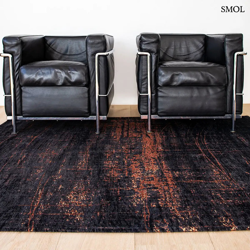 ECO RUG SOHO COPPER absztrakt mintás szőnyeg barna alapon réz-fekete akcentusokkal, két fekete fotellel