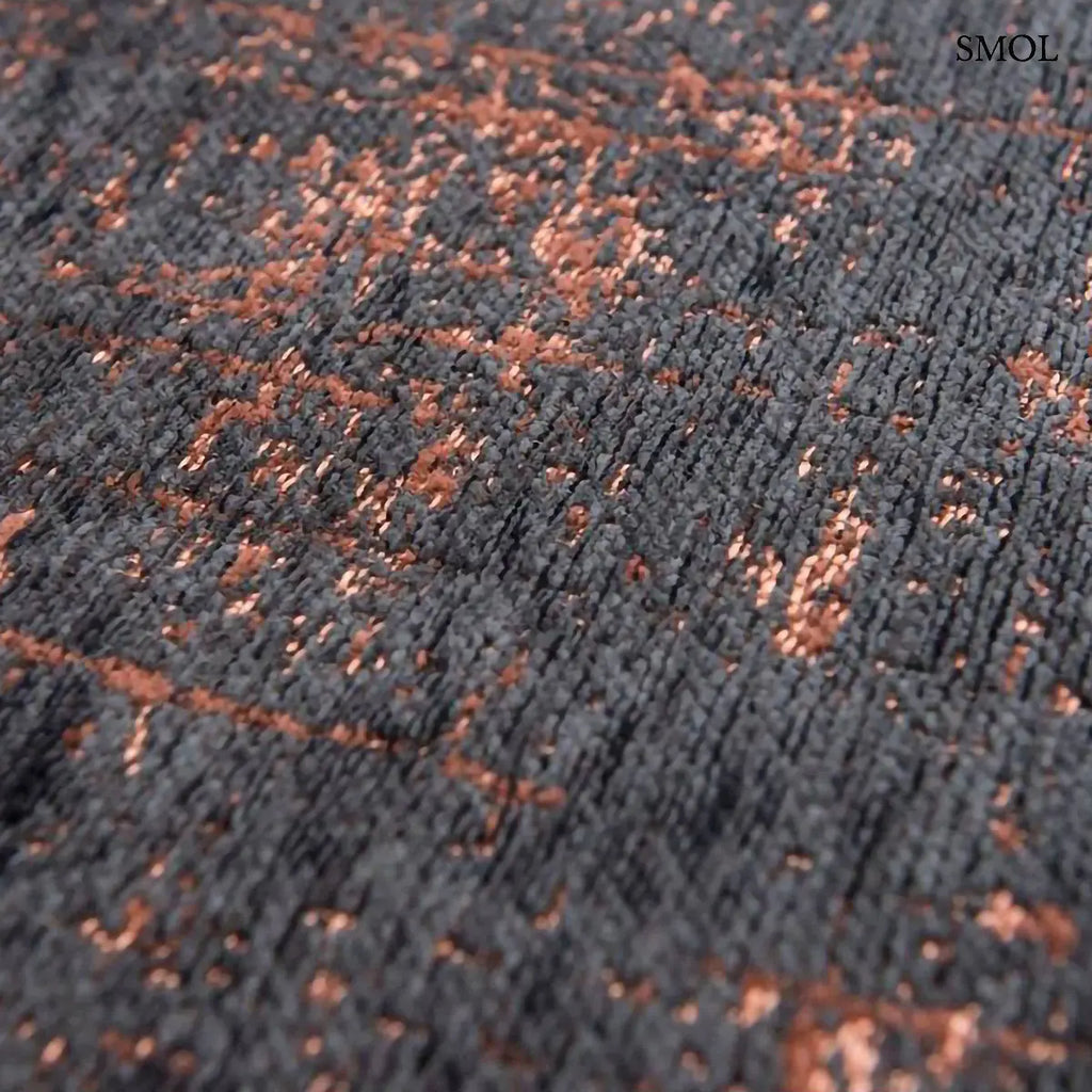 ECO RUG SOHO COPPER absztrakt mintás szőnyeg barna alapon réz-fekete akcentusokkal, minta nagyítva