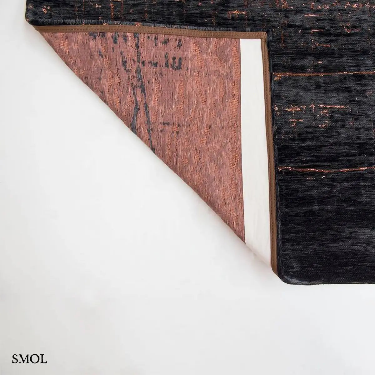 ECO RUG SOHO COPPER absztrakt mintás szőnyeg barna alapon réz-fekete akcentusokkal, felhajtott sarokkal, alulról