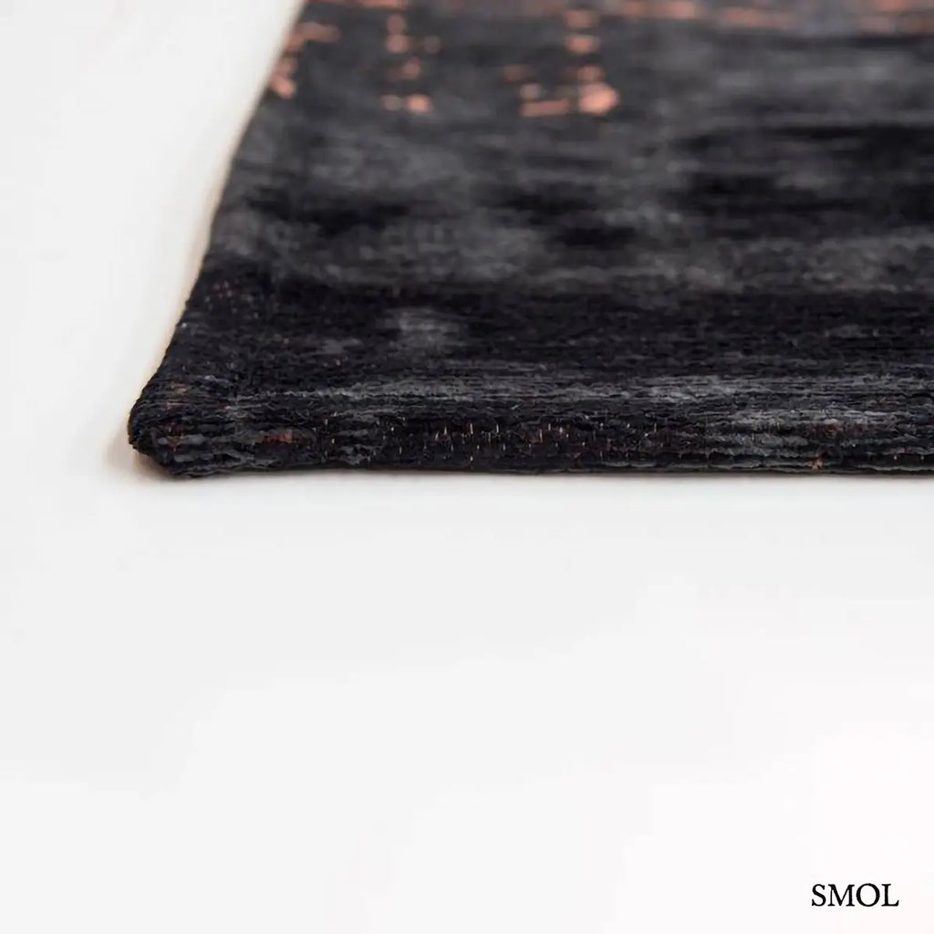 ECO RUG SOHO COPPER absztrakt mintás szőnyeg barna alapon réz-fekete akcentusokkal, vastagság nagyítva