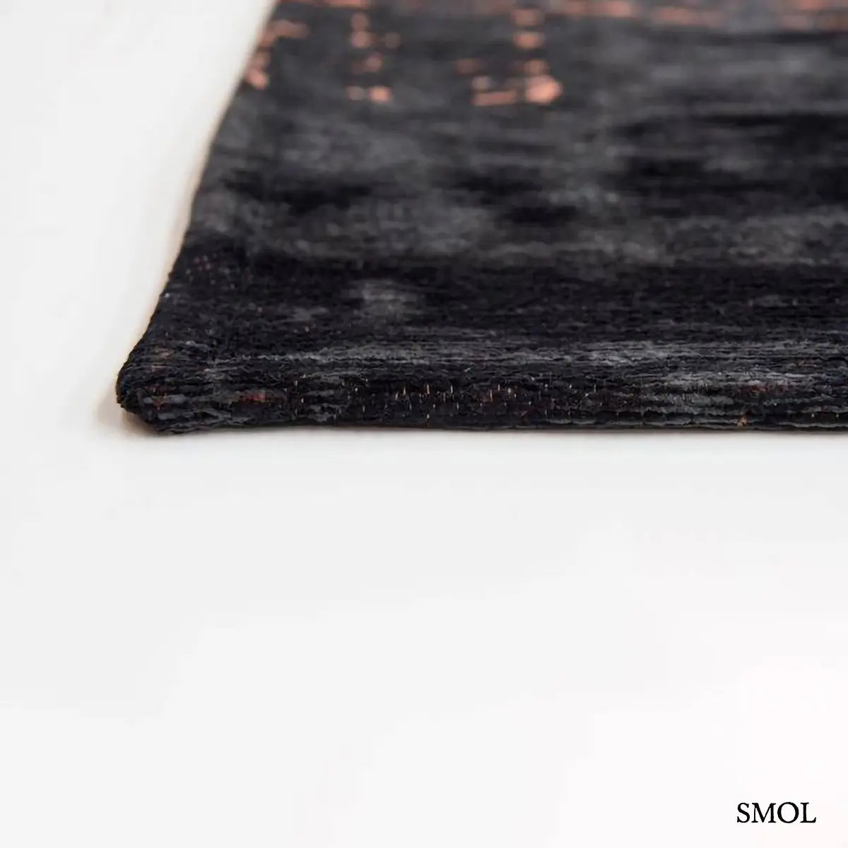 ECO RUG SOHO COPPER absztrakt mintás szőnyeg barna alapon réz-fekete akcentusokkal, vastagság nagyítva