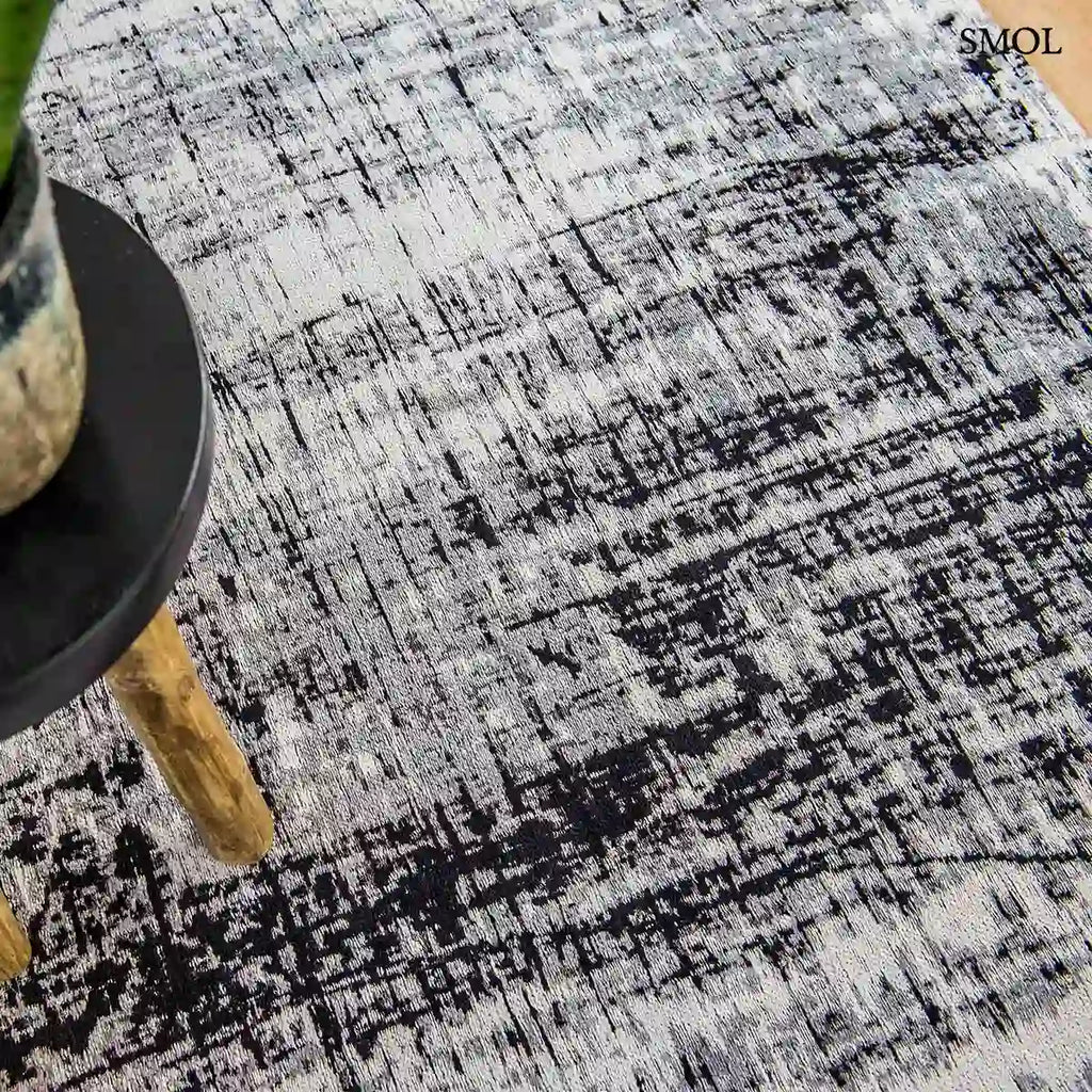 ECO RUG METRO fekete-fehér grafikus mintás szőnyeg, éles vonalakkal, felülről