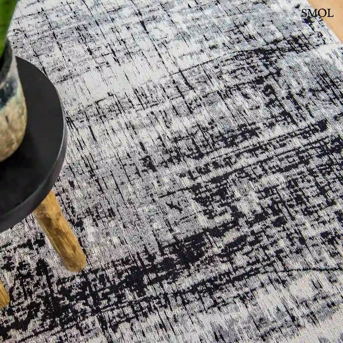 ECO RUG METRO fekete-fehér grafikus mintás szőnyeg, éles vonalakkal, felülről