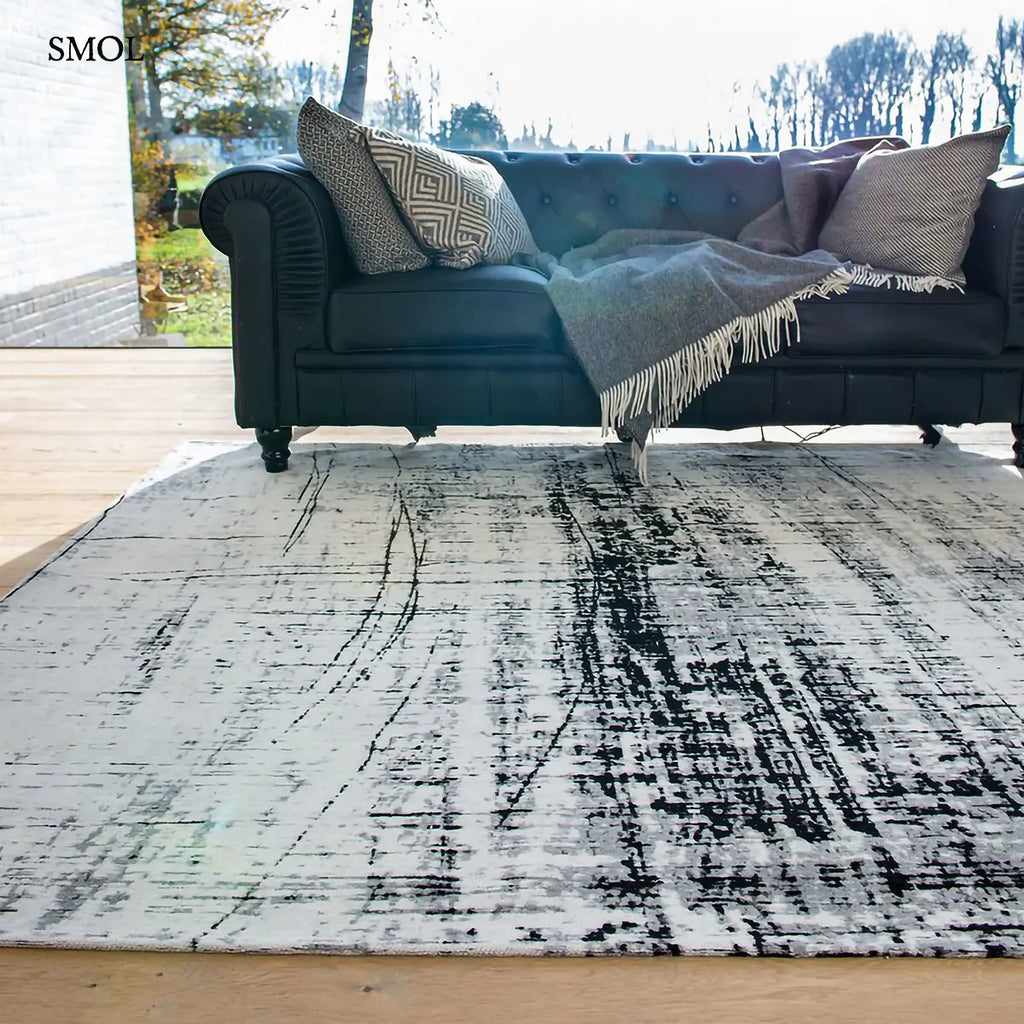 ECO RUG METRO fekete-fehér grafikus mintás szőnyeg, éles vonalakkal, kanapé előtt