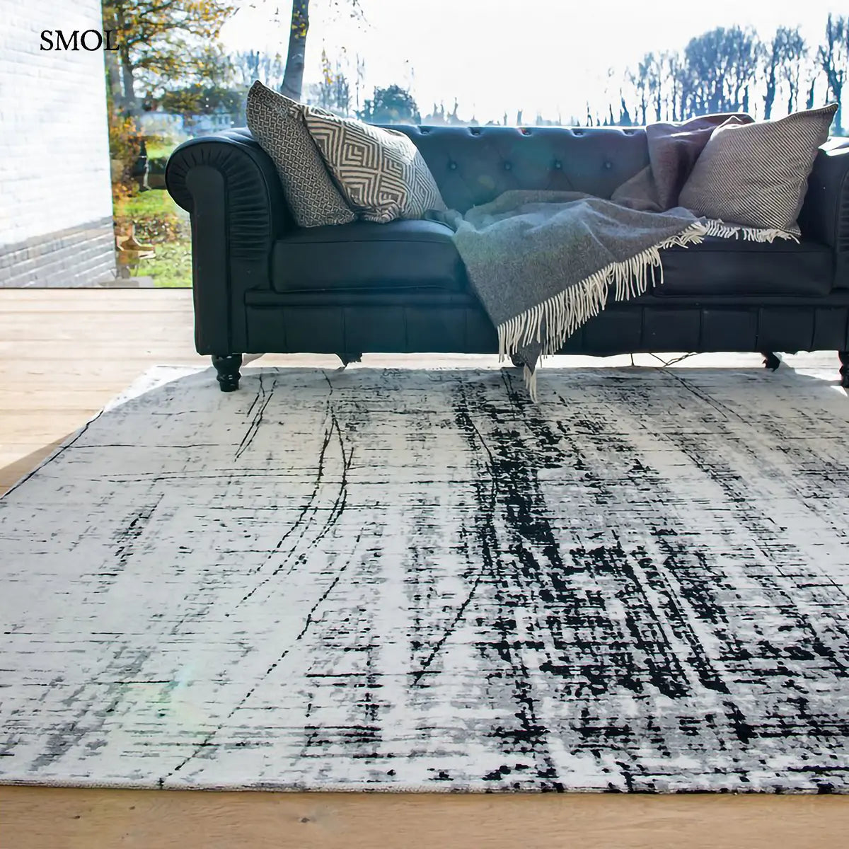 ECO RUG METRO fekete-fehér grafikus mintás szőnyeg, éles vonalakkal, kanapé előtt