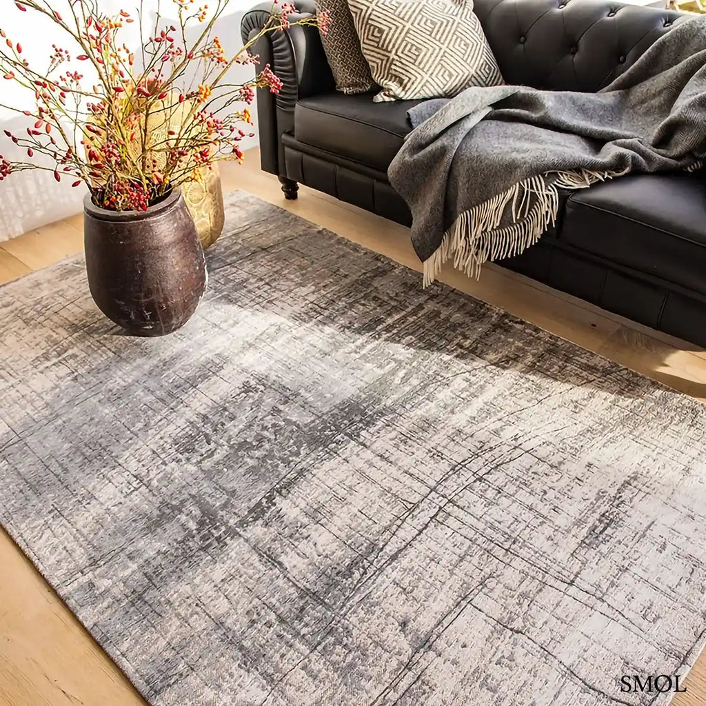 ECO RUG JERSEY STONE kőszürke absztrakt szőnyeg 60-as évek grafikus mintával, lapos szövés, 3 mm – kül- és beltéri, kanapé előtt, vázával