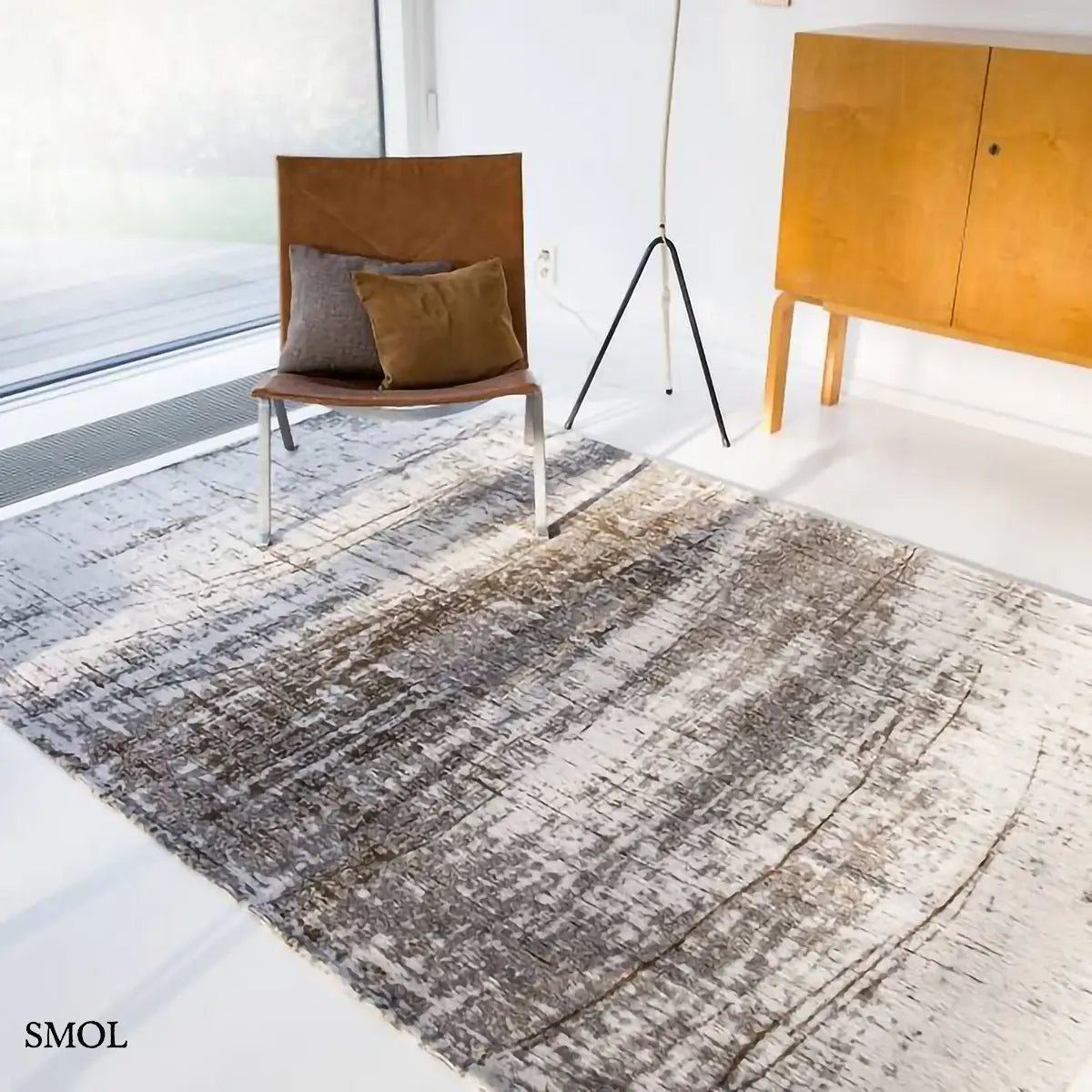 ECO RUG CONCRETE JUNGLE szürke absztrakt mintás szőnyeg, nappaliban, fotellel