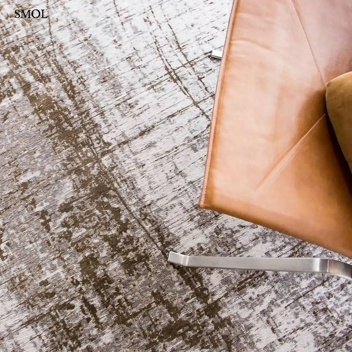 ECO RUG CONCRETE JUNGLE szürke absztrakt mintás szőnyeg, fotel alatt nagyítva