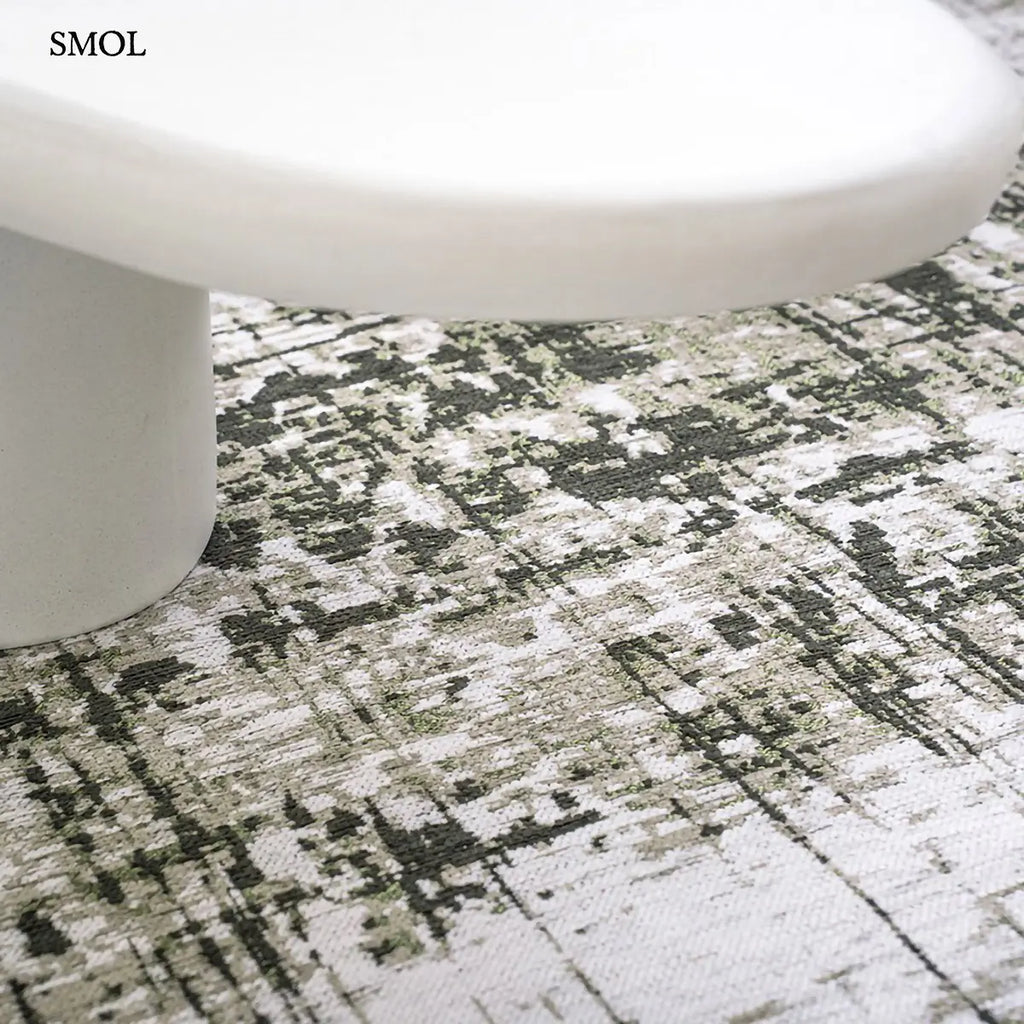 ECO RUG CENTRAL GREEN sötétzöld absztrakt mintás szőnyeg, asztal alatt, nagyítva