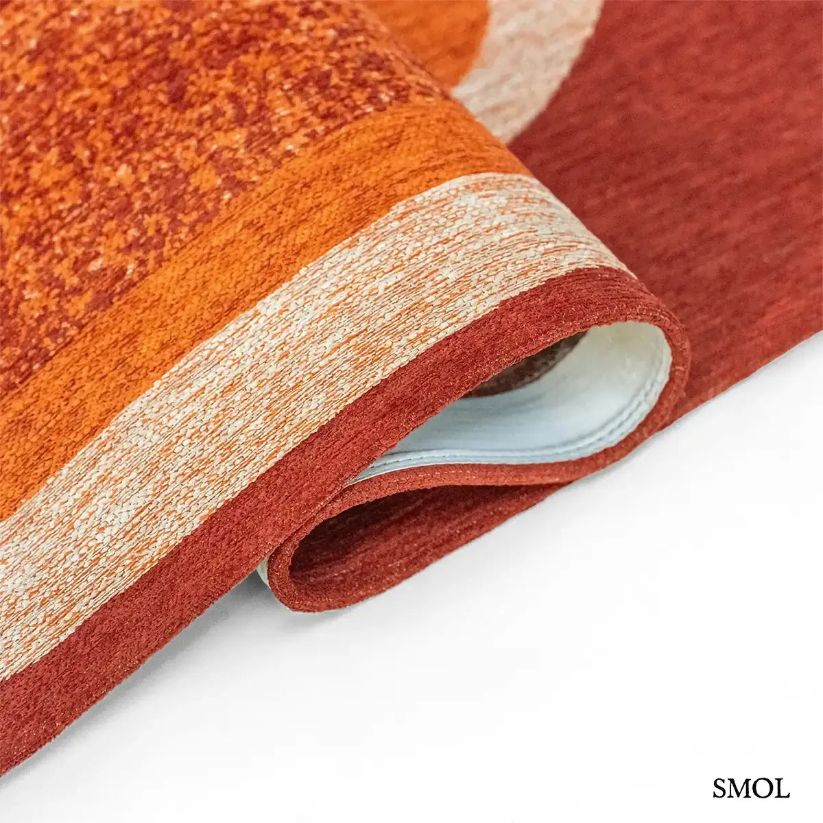 ECO RUG KANELL piros absztrakt mintás szőnyeg, hullámosra hajtogatva