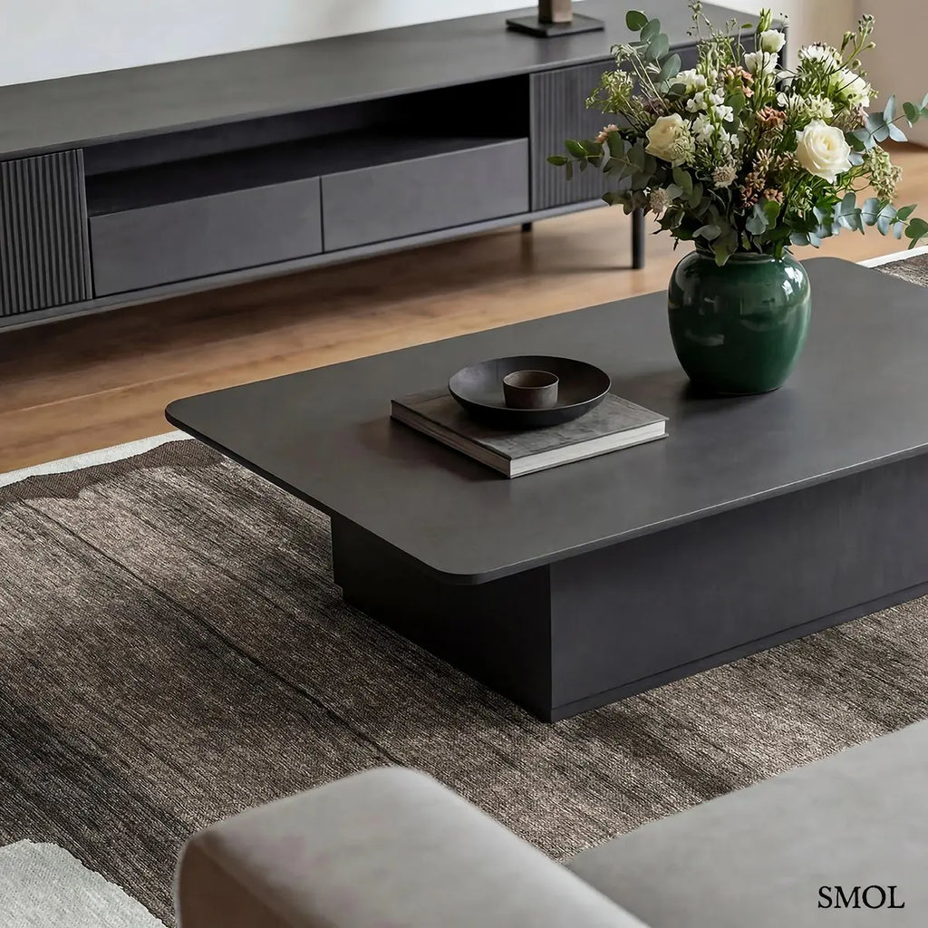 ECO RUG MASTIC absztrakt szőnyeg fehér alapon taupe-barna vízszintes rétegű festői mintával, nappaliban, dohányzóasztal alatt