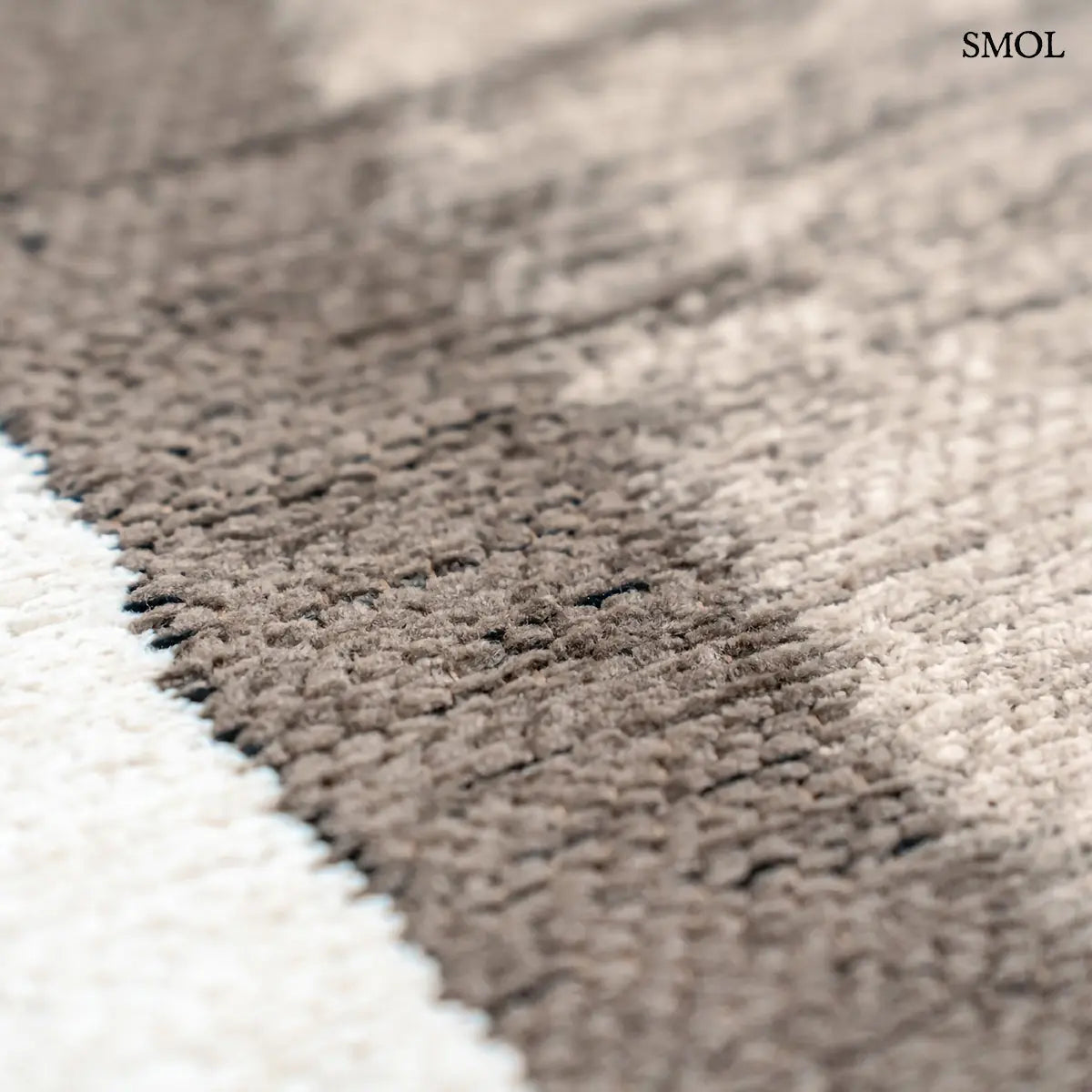 ECO RUG MASTIC absztrakt szőnyeg fehér alapon taupe-barna vízszintes rétegű festői mintával, minta nagyítva