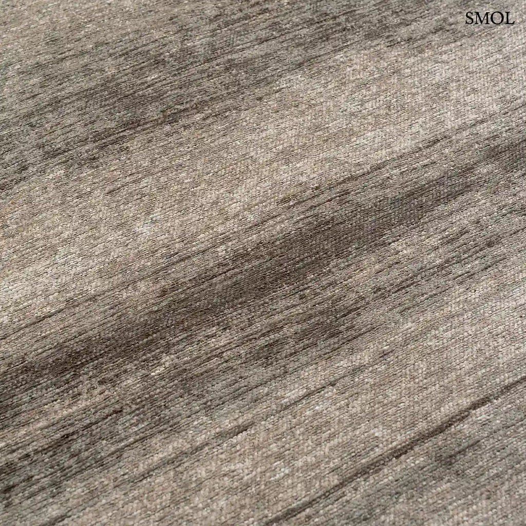 ECO RUG MASTIC absztrakt szőnyeg fehér alapon taupe-barna vízszintes rétegű festői mintával, ecsetvonásos technika nagyítva