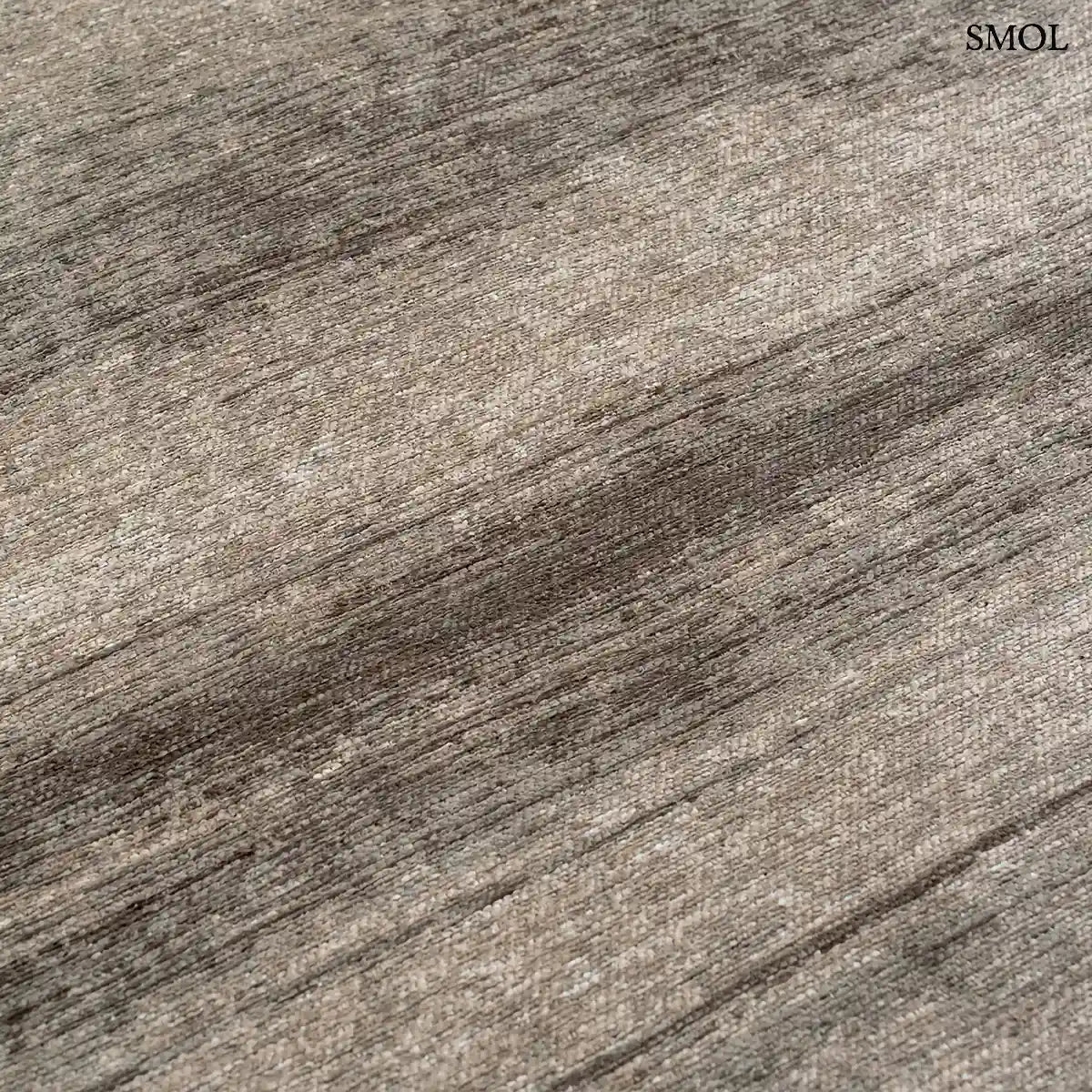 ECO RUG MASTIC absztrakt szőnyeg fehér alapon taupe-barna vízszintes rétegű festői mintával, ecsetvonásos technika nagyítva