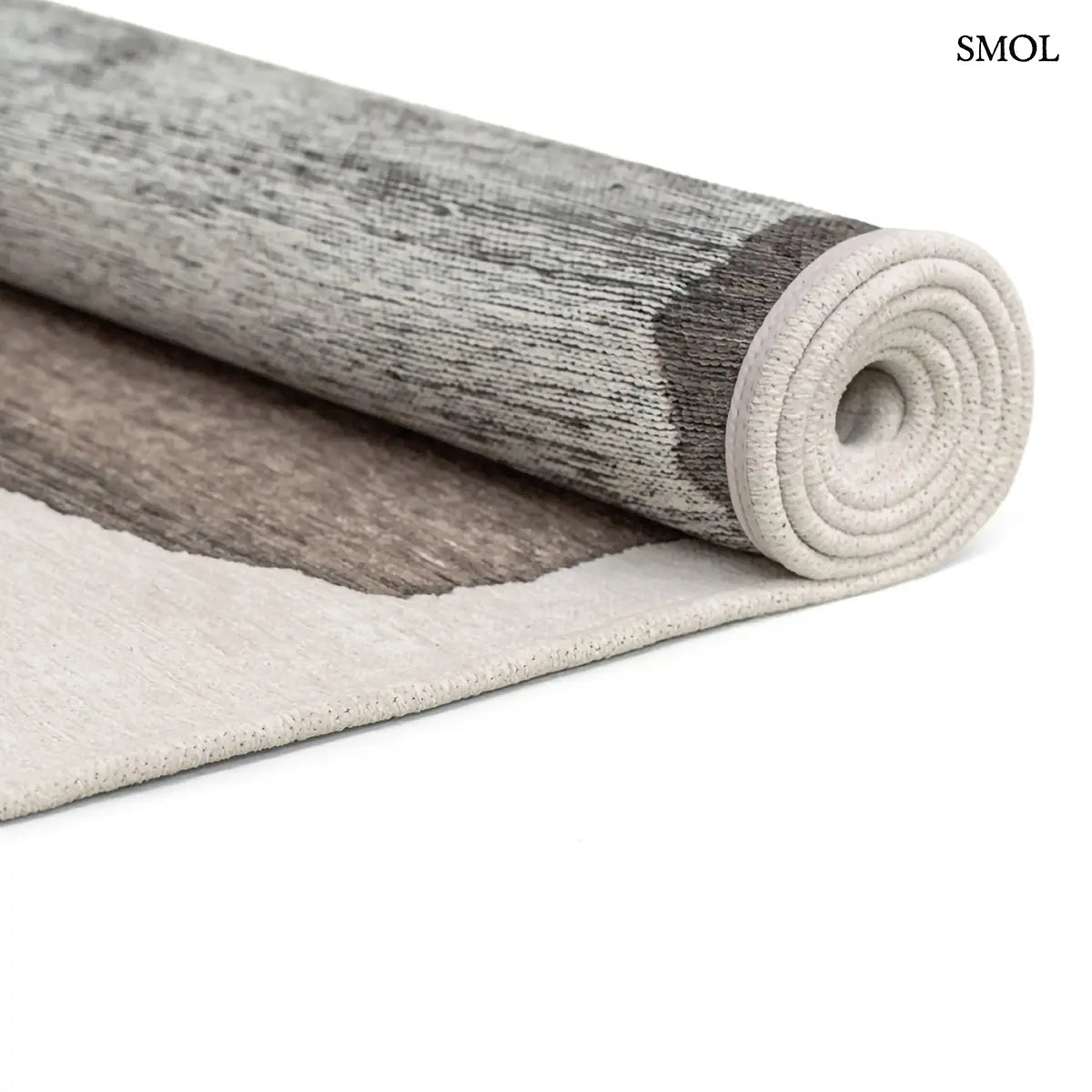 ECO RUG MASTIC absztrakt szőnyeg fehér alapon taupe-barna vízszintes rétegű festői mintával, feltekerve