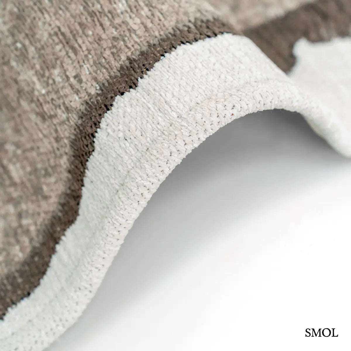 ECO RUG MASTIC absztrakt szőnyeg fehér alapon taupe-barna vízszintes rétegű festői mintával, vastagság nagyítva