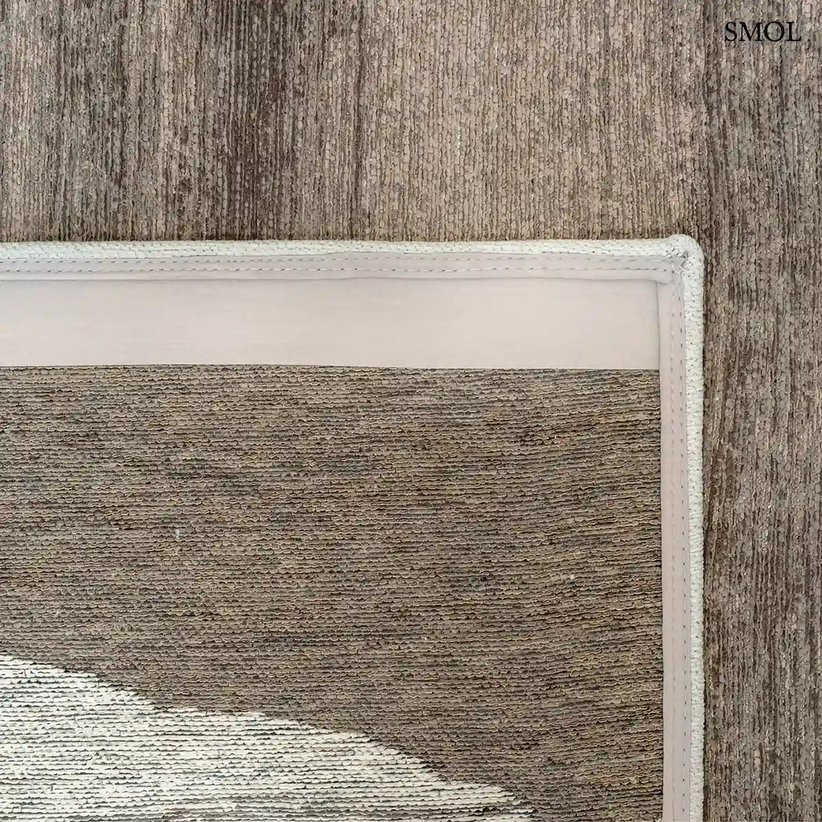 ECO RUG MASTIC absztrakt szőnyeg fehér alapon taupe-barna vízszintes rétegű festői mintával, felhajtott sarokkal, hátulról