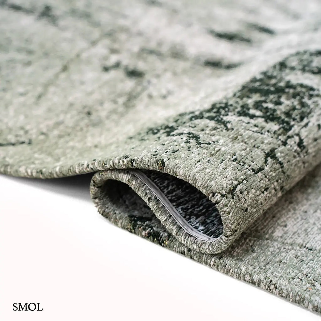 ECO RUG SOL ALPINE zöld-szürke absztrakt szőnyeg koptatott gyárpadló mintával, lapos szövés, 3 mm – kül- és beltéri, hullámosra hajtogatva