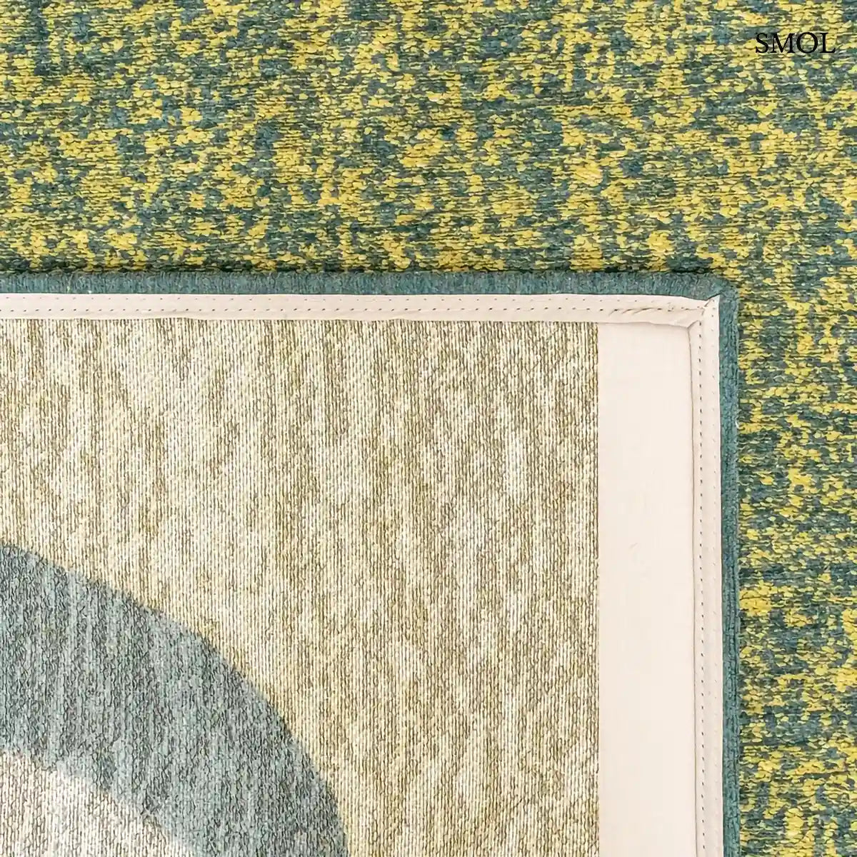 ECO RUG MARBLE LARCH zöld-türkiz absztrakt szőnyeg kavics ihlette lebegő formákkal, lapos szövés, 3 mm – kül- és beltéri, felhajtott sarokkal