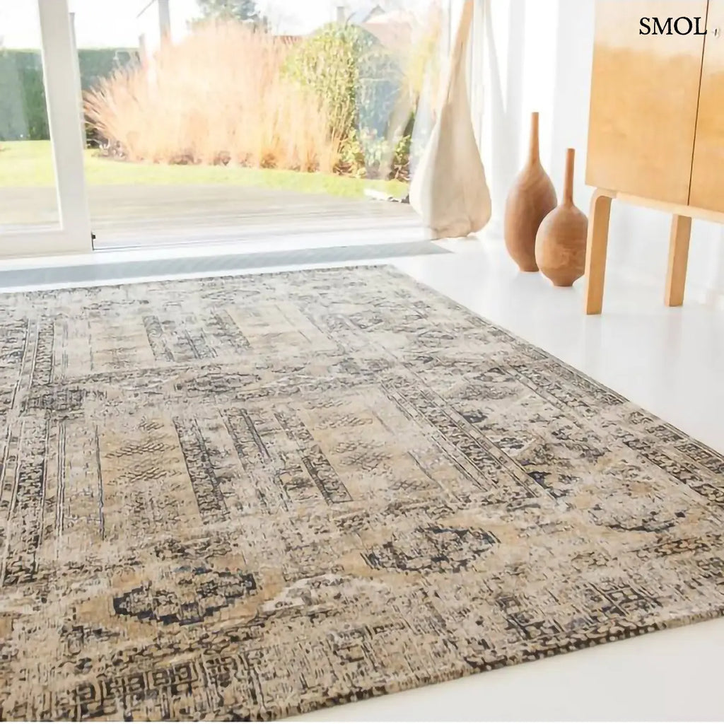 ECO RUG AGHA OLD GOLD afgán mintás szőnyeg arany-bézs alapon antracit törzsi mintával, koptatott vintage hatással, nappaliban