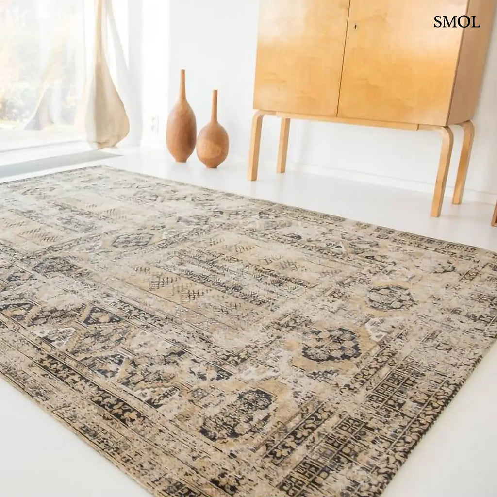 ECO RUG AGHA OLD GOLD afgán mintás szőnyeg arany-bézs alapon antracit törzsi mintával, koptatott vintage hatással, nappaliban ferdén